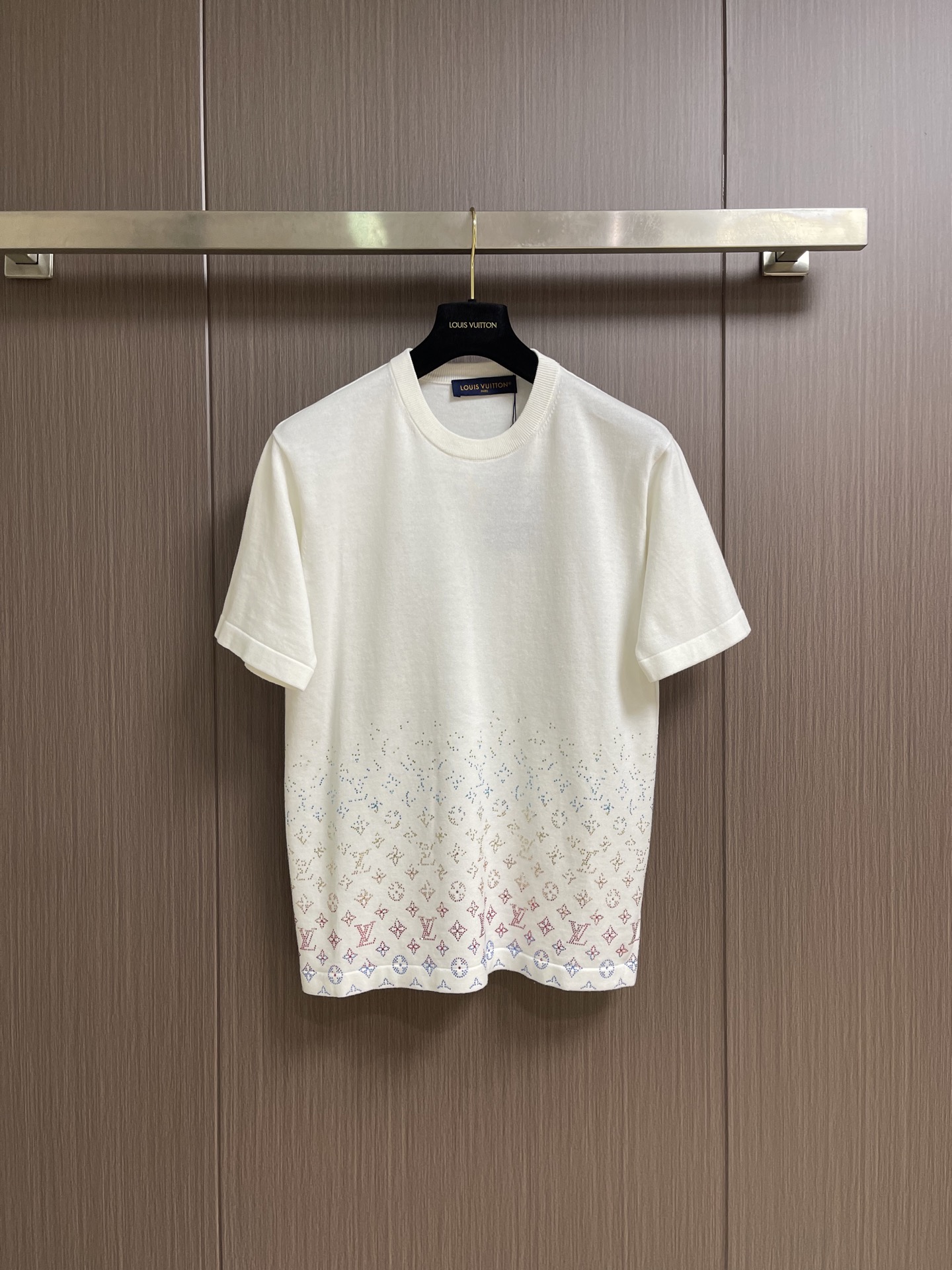 NO:847390,LV  The light-changing LOGO logo jacquard casual round-neck short-sleeved T-shirt unlocks a new fashion attitude and is an excellent choice for casual wear. Its unique light-changing letter hot-drying design makes the letters seem to smudge naturally in the gradient color. It is smart and unique, breaking the monotony and adding an artistic atmosphere to the whole. The round neck design is simple and elegant, and fits the neck line.  Comfortable and comfortable. The fabric is soft and skin-friendly, has good elasticity, and allows you to move freely without restraint. Whether it is worn with jeans to create a casual street style or with casual pants to create a lazy literary style, it can be easily controlled. Wear it and stroll on the streets to show your fashion attitude and personality charm, making you stand out from the crowd. Sizes S-XL  Size S, bust 108, shoulder width 44, length 69, size M, bust 112, width 46, length 71, size L, size bust 116, width 48, length 73,19860909LV 浅变LOGO标识烫钻提花休闲圆领短袖T恤,解锁时尚新姿态,是休闲穿搭的绝佳之选.其独特的浅变字母烫钻设计,字母仿佛在渐变色彩中自然晕染,灵动又别致,打破单调,为整体增添艺术氛围.圆领设计简约大方,贴合颈部线条,舒适又自在.面料柔软亲肤,具有良好的弹性,活动自如无束缚.无论是搭配牛仔裤,打造随性街头风；还是配休闲裤,营造慵懒文艺范,都能轻松驾驭.穿上它,漫步街头,尽显时尚态度与个性魅力,让你在人群中脱颖而出.尺码S-XL S码 胸围108 肩宽44 衣长69 M码胸围112肩宽46 衣长71 L码 胸围116肩宽48 衣长73 XL码胸围120肩宽50 衣长75,,louis vuitton,jeans,T-shirt,tees，t-shirt,,Men's clothing