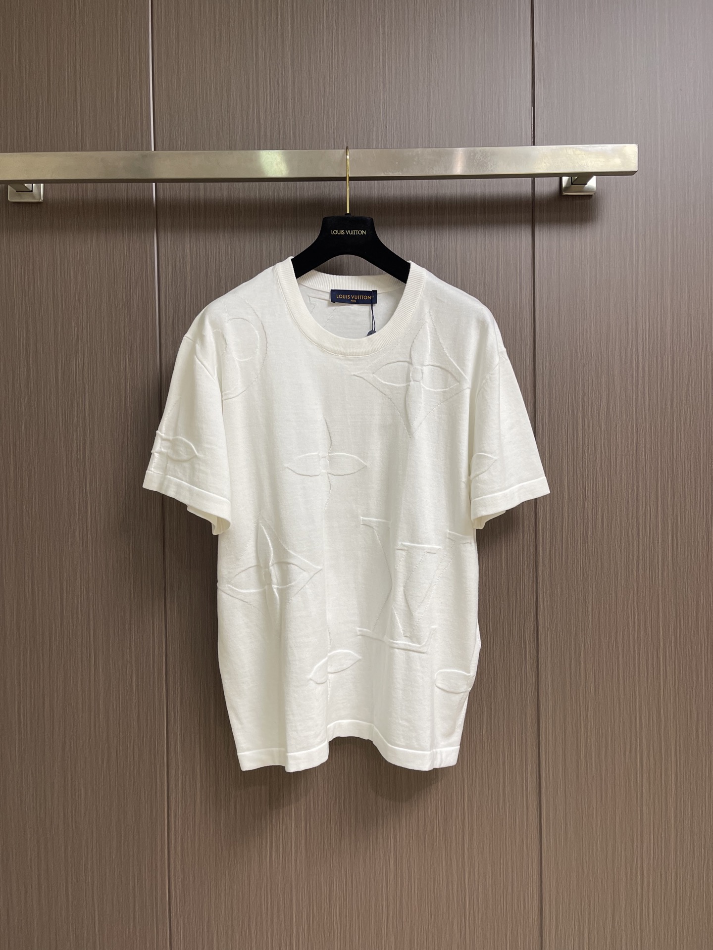 NO:847393,LV 2026FW embossed jacquard knitted round neck short-sleeved T-shirt, heavy-duty positioning three-dimensional intarsia technology throughout the fashionable and high-end sense!  Swiss woven positioning intarsia technology, sporty style, same style for men and women!  The classic silhouette is fashionable and high-end!  Size S-XL S size Bust 108 Shoulder width 44 Length 66 Medium Bust 112 Shoulder width 46 Length 68 L Size Bust 116 Shoulder width 48 Length 7019860909LV 2026FW 压花提花针织圆领短袖T恤,重工定位立体嵌花工艺贯穿时髦高级感！瑞士机织定位嵌花工艺, 运动气息男女同款！经典版型时髦又高级！尺码S-XL S码 胸围108 肩宽44 衣长66 M码胸围112肩宽46 衣长68 L码 胸围116肩宽48 衣长70 XL码胸围120肩宽50 衣长72,,louis vuitton,T-shirt,tees，t-shirt,,Men's clothing