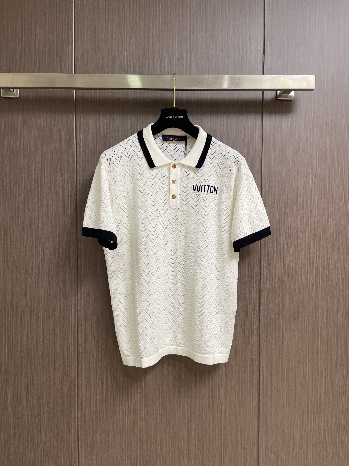 NO:847407,LV  Hollow knitted contrasting color short-sleeved Polo is made of customized high-count breathable knitted fabric. The texture is light and soft, with a delicate and skin-friendly texture. It has excellent breathability and drape. The upper body is refreshing and not sweaty, and it is not easy to deform and pill after long-term wear. The body adopts exquisite herringbone hollow texture technology, with fine and even stitching, showing a faint appearance.  The transparent texture has a soft and high-end texture; the placket is equipped with customized metal buttons, engraved with the brand logo, which has a refined and high-end texture and smooth opening and closing; the left chest is embroidered with brand letters, and the stitching is flat and firm, low-key highlighting the brand recognition; the loose and neat cut is extremely tolerant to various body shapes. Sizes S-XL  Size S, bust, shoulder width 46, length 68, size M, bust 112, width 47, length 70, size L, size bust 116, width 48, length 72, size XL, size chest 120, width 49, length 74, Louis Vuitton, T-shirt,19860909LV 镂空针织撞色短袖Polo,采用定制高支透气针织面料,质地轻盈软糯,触感细腻亲肤,兼具出色透气性与垂坠感,上身清爽不闷汗,久穿不易变形起球；衣身采用精致人字形镂空织纹工艺,针脚细密均匀,呈现出若隐若现的通透肌理,自带柔光高级质感；门襟搭配定制金属纽扣,刻有品牌标识,质感精致高级,开合顺滑；左胸点缀品牌字母刺绣,针脚平整牢固,低调彰显品牌辨识度；宽松利落版型剪裁,对各种身形都有极佳包容度.尺码S-XL S码 胸围 肩宽46 衣长68 M码胸围112肩宽47 衣长70 L码 胸围116肩宽48 衣长72 XL码胸围120肩宽49 衣长74,,louis vuitton,T-shirt,,Men's clothing