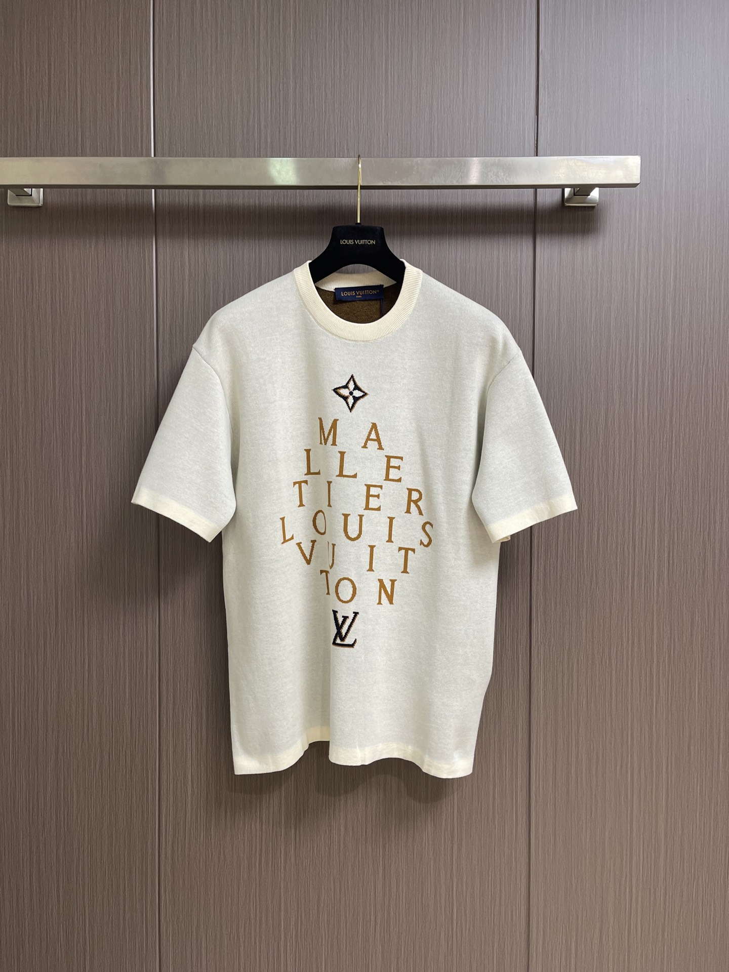 NO:847411,LV letter slogan color block jacquard knitted short-sleeved T-shirt, this LOUIS VUITTON  FW26 men's letter-printed T-shirt is made of high-quality pure cotton fabric. It feels soft and skin-friendly, has good breathability and sweat absorption, and is comfortable to wear. The overall design adopts a neat round neck and fitted tailoring, with clean and neat lines, suitable for a variety of body shapes. The brand's iconic orange-tone letters are printed on the front, paired with the classic LV logo, arranged in a creative shape.  The color is bright and full, the printing process is fine and firm, and it is not easy to fall off and deform after being washed for a long time. The stitching is neat and fine, and the details show the brand's ingenuity and quality. It is simple and has a light luxury style, which can easily control the daily casual and light business wear scenes, injecting high-end texture and fashion into the style. The overall wiring is straight and delicate, the fabric is comfortable and soft, and the color is consistent without color difference.  It can be matched with the same style to create a fashionable look, and can be used in various occasions. Customized accessories, complete with three standards, same style for men and women!  Size S-XL S size bust shoulder width 50 length 67 medium size bust 112 shoulder width 51 length 69 L size bust 116 shoulder width 52 length 7119860909LV 字母标语拼色提花针织短袖T恤,这款LOUIS VUITTON FW26男款字母印花T恤,甄选优质纯棉面料打造,触感柔软亲肤,透气吸汗性佳,穿着舒适自在.整体采用利落圆领与合身剪裁,线条干净利落,适配多种身形.正面以品牌标志性橙色调字母印花,搭配经典LV标识,排列成创意造型,色彩鲜亮饱满,印花工艺精细牢固,久洗不易脱落变形.车线工整细密,细节处彰显品牌匠心品质,简约中透着轻奢格调,轻松驾驭日常休闲与轻商务穿搭场景,为造型注入高级质感与时尚气息.整体走线平直细腻,面料舒适柔软,颜色一致无色差 能与同款搭配营造时尚造型,驾驭各种场合,定制辅料,三标齐全,男女同款！尺码S-XL S码 胸围 肩宽50 衣长67 M码胸围112肩宽51 衣长69 L码 胸围116肩宽52 衣长71 XL码胸围120肩宽53 衣长73,,louis vuitton,louis vuitton,T-shirt,tees，t-shirt,,Men's clothing