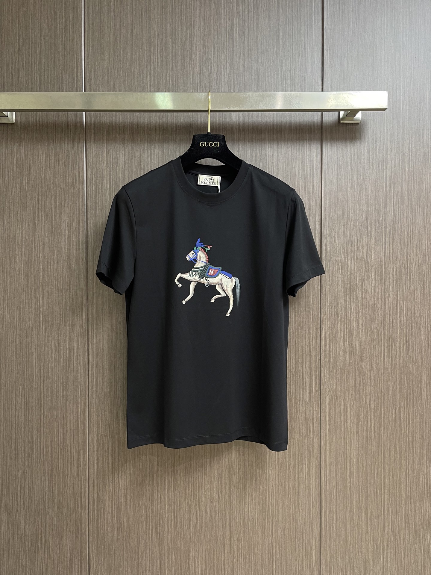 NO:847413,hermes 2025SS spring and summer new theme printed round neck short-sleeved T-shirt, new graphic hand-painted war horse print. The upper body is very bright. The pattern is fine and textured. Fitted tailoring. The neckline slightly fits the neck, making the overall upper body more youthful and fashionable. The fabric is made of mercerized cotton. The surface has a warm luster. It is skin-friendly, breathable and has a good sense of stiffness. Size M-3XL M size bust 100 shoulder width 43 and length 66  L size bust 104 shoulder width 44 length 67 XL size bust shoulder width 45 length 69 2XL size chest 112 shoulder width 46 length 71 319860909hermes 2025SS春夏新款主题印花圆领短袖t恤,新图型手绘战马印花 上身很有亮点 图案精细而显质感 合体的剪裁 领口微微贴合颈部,让整体上身更显年轻时尚,面料采用丝光棉的材质 表面有着温润的光泽感 亲肤 透气 又有很好的挺括感 尺码M-3XL M码 胸围100 肩宽43衣长66 L码 胸围104 肩宽44衣长67 XL码胸围 肩宽45衣长69 2XL码 胸围112 肩宽46衣长71 3XL码 胸围116 肩宽47 衣长73,,hermes,T-shirt,tees，t-shirt,,Men's clothing