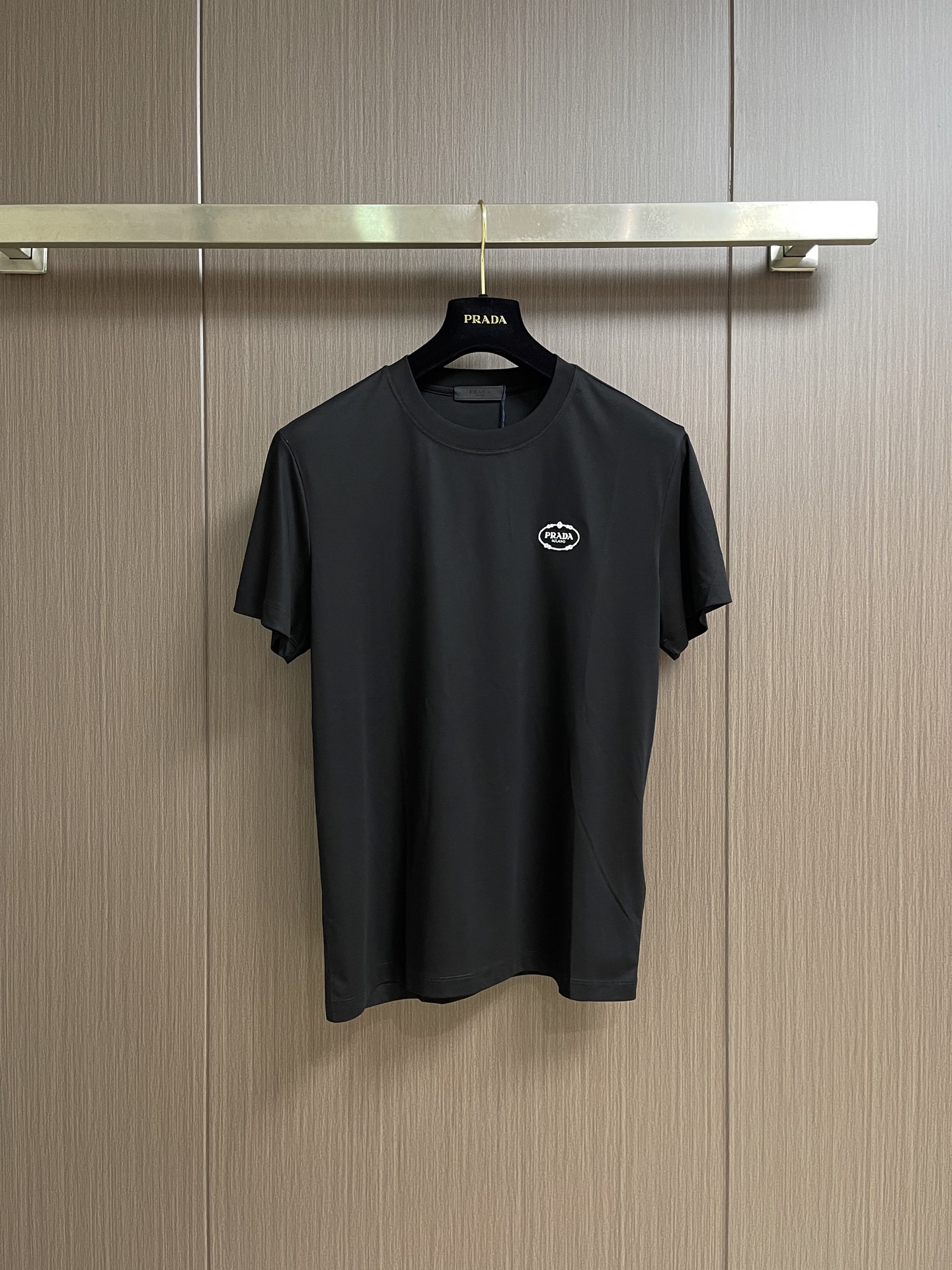 NO:847415,Prada 2026SS early spring new men's round neck short-sleeved T-shirt with small embroidery logo design, customized original imported fabric, skin-friendly and comfortable to wear. The fabric is soft, breathable and feels very delicate to the touch. The inside is all made of single-needle hemming technology!  It can ensure that it will not deform when worn!  Tailored, without any sense of restriction. Sizes M-3XL M, bust 100, shoulder width 43, length 66 L, bust 104, shoulder width 44, length 67  Length 73, prada, T-shirt, tees, t-shirt,19860909Prada 2026SS早春新款男士圆领短袖T恤 小标刺绣logo设计,定制原版进口面料,穿着亲肤舒适 面料柔软透气摸上去非常细腻的感觉.内里全部采用单针锁边工艺！能够确保穿着不变形！裁剪得体,没有任何束缚感.尺码M-3XL M码 胸围100 肩宽43衣长66 L码 胸围104 肩宽44衣长67 XL码胸围 肩宽45衣长69 2XL码 胸围112 肩宽46衣长71 3XL码 胸围116 肩宽47 衣长73,,prada,T-shirt,tees，t-shirt,,Men's clothing
