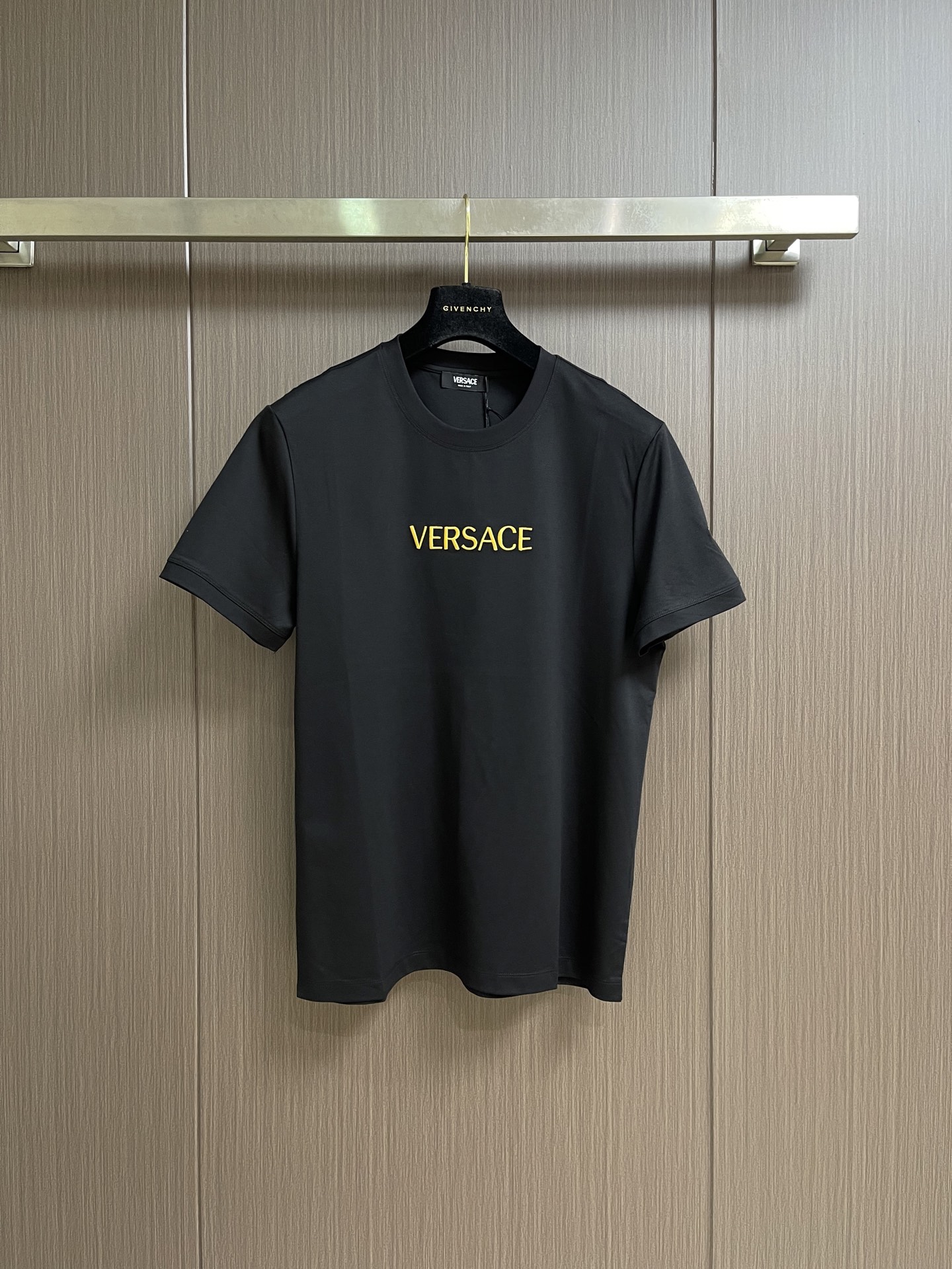 NO:847418,versace  Embroidered cotton jersey short-sleeved T-shirt. This men's embroidered cotton jersey slim fit T-shirt is made of high-count combed cotton fabric and uses jersey knitting technology to create a delicate and smooth skin-friendly texture. It has both breathability and stiffness, making the upper body comfortable and unrestricted. The iconic Medusa head on the chest is heavily crafted  Three-dimensional embroidery technology uses gold embroidery thread to outline complex textures, which are full of layers and full of luster, perfectly restoring the brand's luxury genes. Slim tailoring fits the body shape, neatly outlines the lines, the round neck design is classic and versatile, the stitching is neat and tight, and the details highlight the high-end craftsmanship. Size M-3XL  M size bust 100 shoulder width 43 length 66 L size bust 104 shoulder width 44 length 6719860909versace 刺绣棉质平纹针织短袖T恤,这件男士刺绣棉质平纹针织修身T恤,甄选高支精梳纯棉面料,以平纹针织工艺打造细腻顺滑的亲肤质感,兼具透气度与挺括感,上身舒适无束缚.胸前标志性美杜莎头像采用重工立体刺绣工艺,以金线绣线勾勒繁复纹理,层次饱满、光泽感十足,完美还原品牌奢华基因.修身剪裁贴合身形,利落勾勒线条,圆领设计经典百搭,走线工整严密,细节处彰显高端工艺水准.尺码M-3XL M码 胸围100 肩宽43衣长66 L码 胸围104 肩宽44衣长67 XL码胸围 肩宽45衣长69 2XL码 胸围112 肩宽46衣长71 3XL码 胸围116 肩宽47 衣长73,,versace,T-shirt,tees，t-shirt,,Men's clothing