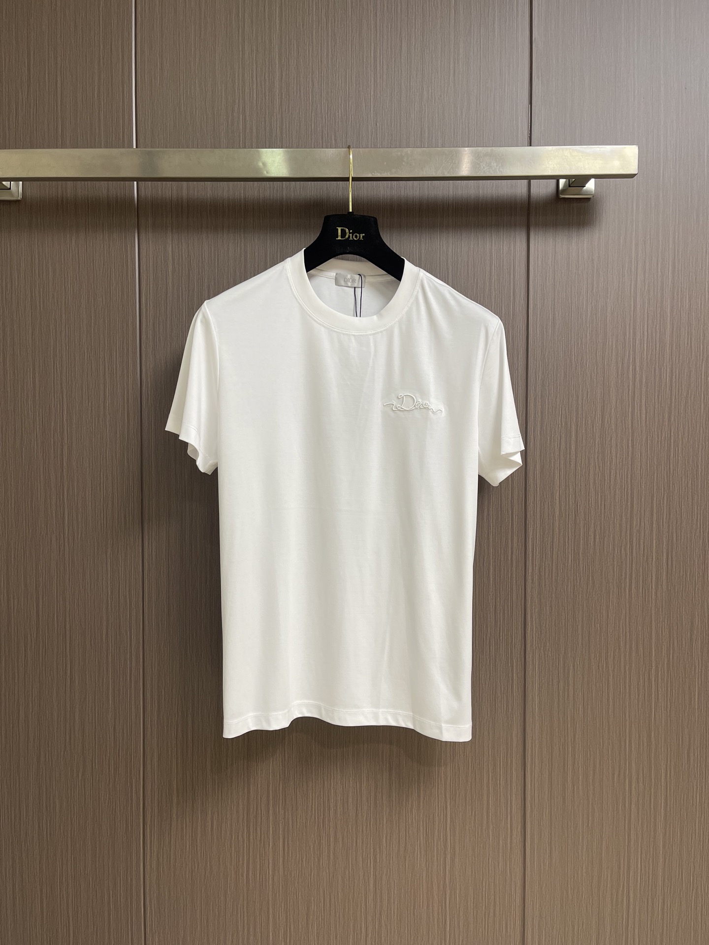 NO:847421,Dior 2026ss summer new three-dimensional logo logo embroidered short-sleeved T-shirt, custom-made long-staple cotton fabric, extremely complex craftsmanship, visually very elegant and fashionable, noble and elegant, from the main fabric to the detailed craftsmanship, showing the ingenuity of fashion. Sizes M-3XL  2XL size bust 112 shoulder width 46 length 71 3XL size bust 116 shoulder width 47 length 73, dior, T-shirt, tees, t-shirt,19860909Dior 2026ss夏季新款立体logo标识刺绣短袖T恤,定制长绒棉面料,工艺极度复杂,视觉相当雅致时髦,高贵而优雅,从主体面料到细节工艺,彰显时装的匠心所在.尺码M-3XL M码 胸围100 肩宽43衣长66 L码 胸围104 肩宽44衣长67 XL码胸围 肩宽45衣长69 2XL码 胸围112 肩宽46衣长71 3XL码 胸围116 肩宽47 衣长73,,dior,T-shirt,tees，t-shirt,,Men's clothing