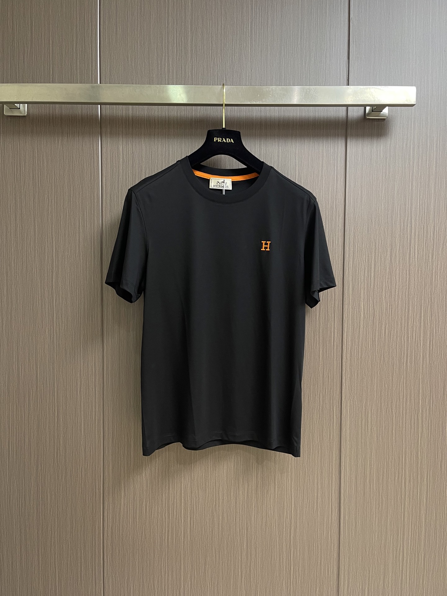 NO:847426,Hermes 2026ss new spring and summer H-line three-dimensional embroidered logo short-sleeved T-shirt, French slightly loose tailoring, high-definition luxury quality, super light luxury.  The new elements are embellished with the latest fashion temperament and charm.  The knitted cotton fabric supplied by the customer has a comfortable feel and an unparalleled sense of detail and soft touch.  The three-dimensional H logo requires no explanation.  A masterpiece of machine needle point line embroidery technology, full and three-dimensional!  The concave and convex shape highlights the beauty and gives you an awe-inspiring experience. Sizes M-3XL M size bust 100 shoulder width 43 length 66 L size bust 104 shoulder width 44 length 67  Clothing length 73, hermes, T-shirt, tees, t-shirt,19860909Hermes 2026ss春夏新款 H线条立体绣标短袖T恤,法式微宽松裁剪版型,高精细的奢华品质,轻奢感超强．全新元素点缀拥有最新的时尚气质及将魅力韵味．客供针织棉面料,手感质感舒适,细节感和柔触感更是无敌．立体H标识刺微无需意去解释．器械针点线条刺绣工艺的杰作,饱满立体！凹凸造型彰显美感,凛然一新的体验.尺码M-3XL M码 胸围100 肩宽43衣长66 L码 胸围104 肩宽44衣长67 XL码胸围 肩宽45衣长69 2XL码 胸围112 肩宽46衣长71 3XL码 胸围116 肩宽47 衣长73,,hermes,T-shirt,tees，t-shirt,,Men's clothing