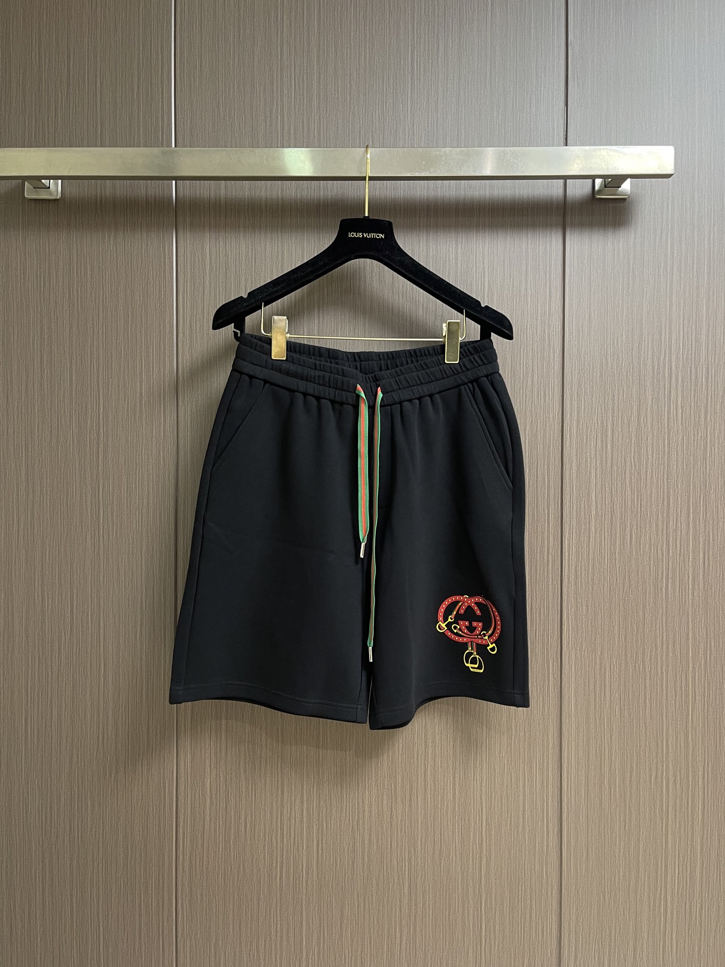 NO:847403,Gucci letter logo cotton sports shorts are made of single-sided fish-scale fabric woven with cotton as the base. The front is a smooth knitted surface, and the skin-contacting surface is formed into three-dimensional terry through the floating knitting technology of the knitting machine, which increases the fluffiness and has a delicate touch. The terry structure absorbs large amounts of water and evaporates quickly, and is not easy to loosen and deform after repeated washing. Sizes M-3XL,,gucci,shorts,19860909Gucci 字母logo仔章棉质运动短裤,采用棉为基底编织而成的单面鱼鳞布面料,正面为平滑的针织面,触肤面通过针织机的浮线编织技术形成立体的毛圈,增加蓬松感, 同时触感细腻.毛圈结构吸水量大且蒸发快,多次洗涤不易松散变形.尺码M-3XL,,gucci,shorts,,Men's clothing