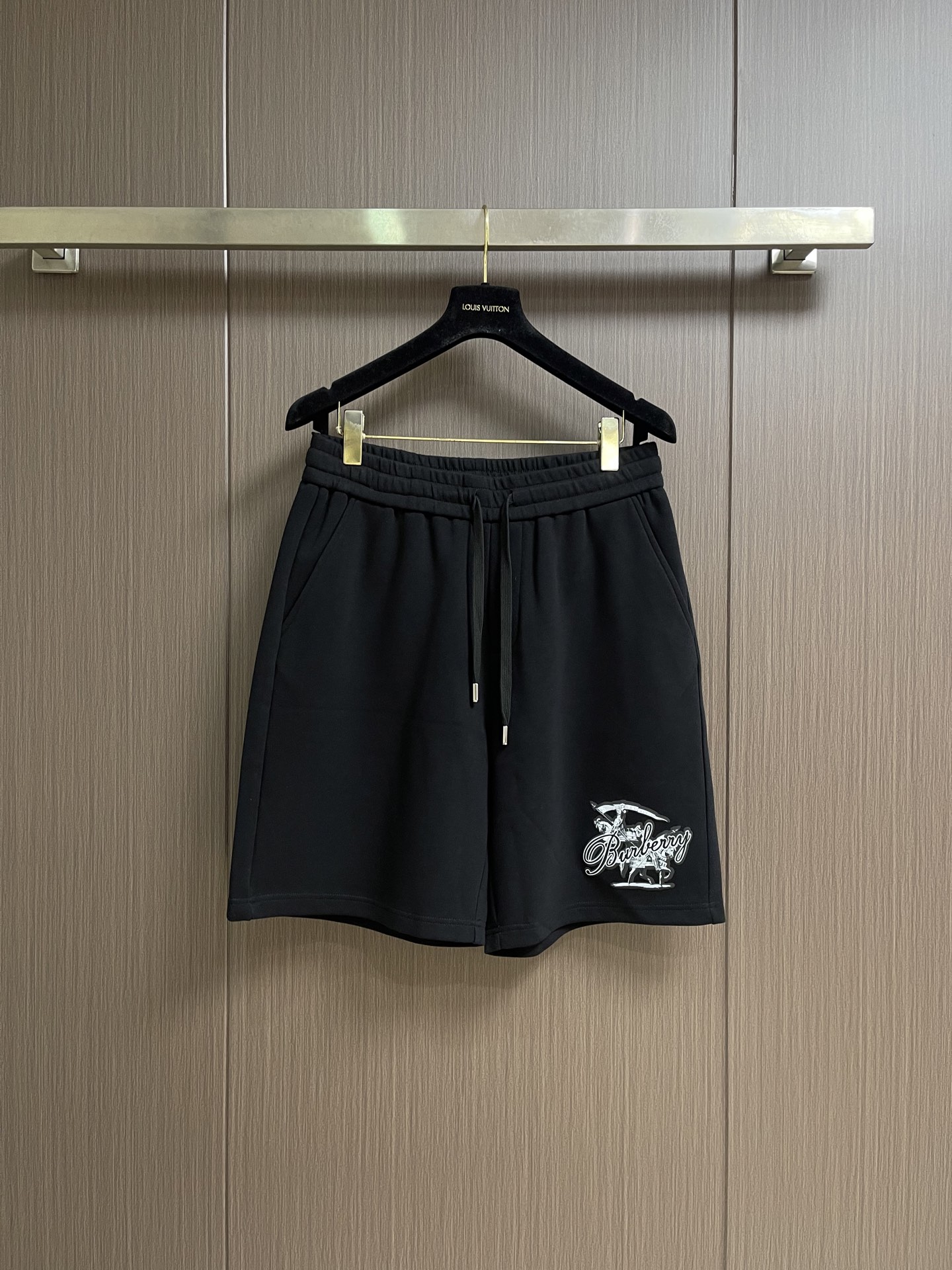 NO:847405,Burberry 2026ss spring and summer series new shorts, made of lightweight turned velvet cotton fabric, showing a casual fit. Embellished with brand logo printing, knight seal, from the archive pattern of the brand bag in the 1980s. Sizes M-3XL,, burberry, shorts,19860909Burberry 2026ss春夏系列新款短裤,选用轻盈翻面绒棉质面料制成,呈现休闲版型.点缀品牌徽标印花,骑士印章,源自 1980 年代品牌包款的典藏图案.尺码M-3XL,,burberry,shorts,,Men's clothing