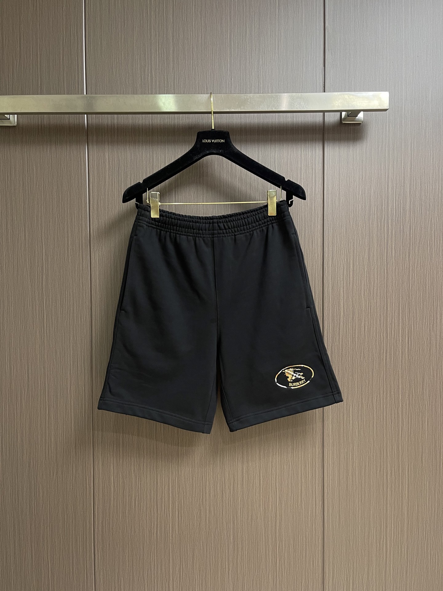 NO:847400,Burberry plaid knight's seal embroidered shorts, custom-made cloud velvet textured cotton, delicate and soft, comfortable and breathable, with obsidian black as the base, engraved with the British style in silence. The retro plaid knight's seal embroidery on the legs is an elegant footnote of a century-old collection, allowing the nobility to be hidden in the details. The square size of the trousers, with the knight as the seal, is the perfect resonance between minimalism and British luxury.  It is also a retro aristocratic monologue between steps. It uses imported machine embroidery technology and uses advanced computer control systems and precision mechanical components to realize the Burberry plaid knight seal embroidery work with high precision. The lines are smooth and delicate. The fabrics have been fermented and washed. They have a better hand feel and texture. They are not easy to deform, not easy to shrink, not easy to fade, and maintain long-term beauty. The overall wiring is straight and delicate, the fabric is comfortable and soft, and the color is consistent without color difference.  It can be matched with the same style to create a fashionable look, and can be used in various occasions. Customized accessories, complete with three standards, same style for men and women!  Sizes S-XXL S, waist 69, seat 98, pants length 49, medium, waist 73, seat 102, pants length 50, large, waist 77, seat 106, pants length 51, XL, waist 81, seat 110, pants length 52, XXL, waist 85, seat 114, pants length 53,19860909Burberry 格纹骑士印章刺绣短裤 定制云绒御感精棉 细腻柔软 舒适透气 以暗夜曜石黑为底 于沉静里镌刻英伦风骨 裤腿复古格纹骑士印章刺绣 是百年典藏的奢雅注脚 让贵气隐于细节 裤间方寸 以骑士为章 是极简与英伦奢感的完美共鸣 亦是步履间的复古贵族独白采用进口机刺绣工艺 使用先进的计算机控制系统和精密的机械部件 实现Burberry格纹骑士印章刺绣工作 精度高 线条流畅而细腻面料都经过酵洗 手感质感更佳 不易变形 不易缩水 不易褪色 保持长久的美观整体走线平直细腻,面料舒适柔软,颜色一致无色差 能与同款搭配营造时尚造型,驾驭各种场合,定制辅料,三标齐全,男女同款！尺码S-XXL S码 腰围69 座围98裤长49 M码 腰围73 座围102 裤长50 L码 腰围77 座围106 裤长51 XL码 腰围81座围110 裤长52 XXL码 腰围85 座围114裤长53,,burberry,shorts,,Men's clothing