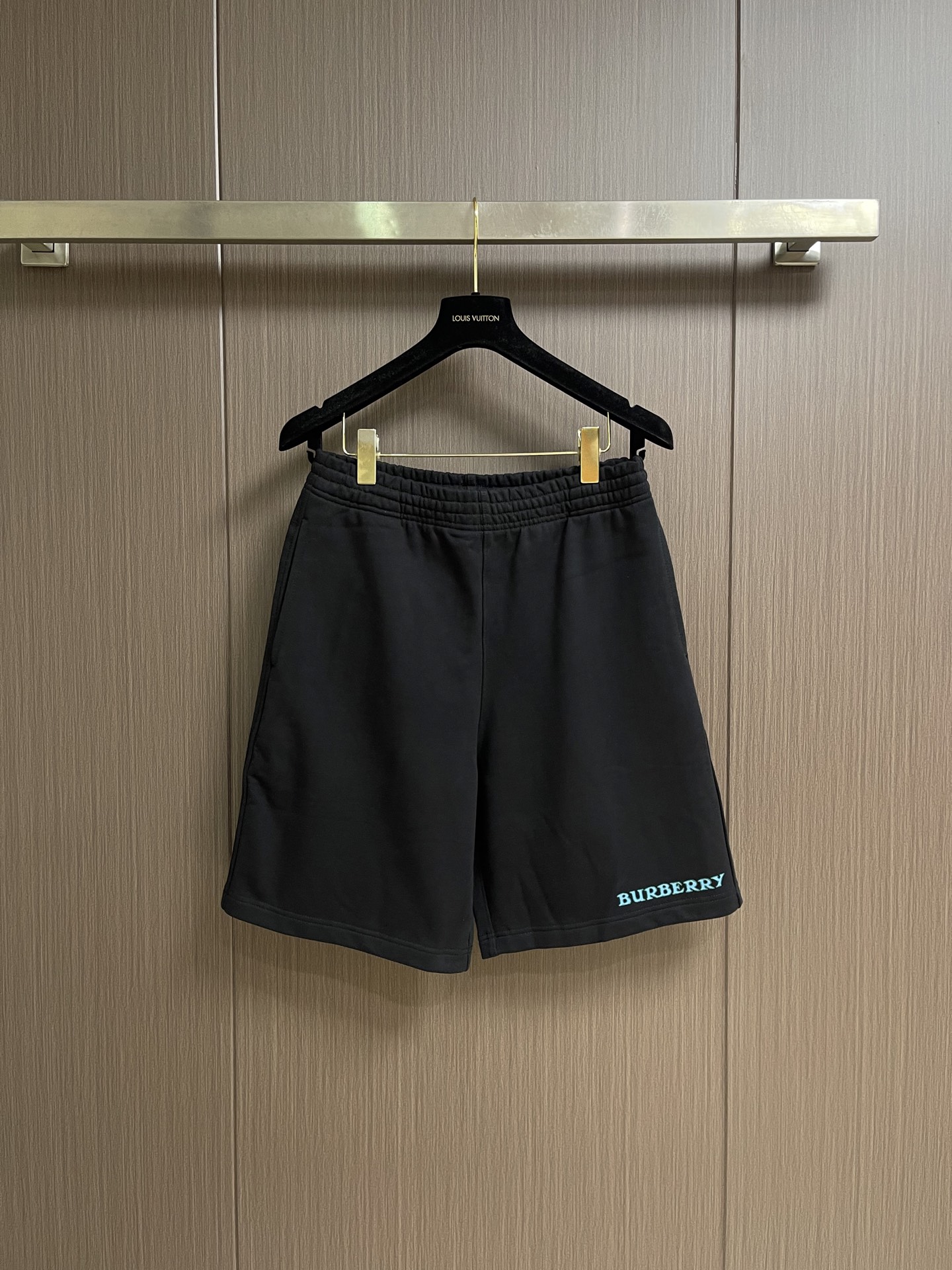 NO:847408,Burberry Blue Knight cotton shorts, the veil is made of 16-count double yarn + 10-count roving base yarn, and the weight is 470gm. The 16-count yarn is a medium-fine count yarn. The double yarn twist means that the two yarns are twisted together, which significantly enhances the strength of the yarn. and wear resistance. The surface of the fabric presents a fine, tight matte texture with a slight velvety feel, and the cloth surface is flat and not easy to pill. The 10 counts on the bottom are thicker yarns, which are formed by napping or looping during the weaving process. Fish scale terry structure. The terry increases the surface area in contact with the skin, which can quickly absorb sweat and guide the evaporation of the veil. The collection logo and the equestrian knight logo use a thick plate pulp process. The printing is repeatedly superimposed and printed on multiple layers of glue in the same pattern area through the screen. The difficulty of this process lies in the alignment accuracy and thickness control of each layer. The dried slurry will accumulate on the surface of the fabric to create an obvious relief texture, which feels stiff and has a sharp outline. .The overall wiring is straight and delicate, the fabric is comfortable and soft, and the color is consistent without color difference. It can be matched with the same style to create a fashionable look and control various occasions. Customized accessories, complete with three standards, same style for men and women! Size XS-L19860909Burberry 蓝骑士棉质短裤,面纱采用16支双纱+底纱10支粗纱,克重为470gm.16支属于中细支纱线,双纱并捻意味着两根纱线加捻在一起,显著增强了纱线的强度和耐磨性.面料表面呈现出细腻、紧致且带有轻微绒毛感的哑光质地,布面平整不易起球.底面10支是较粗的纱线,在编织过程中通过拉毛或起圈工艺形成标志性的 鱼鳞状毛圈结构.毛圈增大了与皮肤接触的表面积,能快速吸收汗水并导向面纱蒸发.典藏徽标和马术骑士徽标采用的是厚板浆工艺.印花通过丝网在同一个图案区域反复叠加印刷多层胶浆.这一工艺的难点在于每层的对齐精度和对厚度的控制.干燥后的浆料会在面料表面堆积出明显的浮雕质感,手感硬挺且轮廓锐利 .整体走线平直细腻,面料舒适柔软,颜色一致无色差 能与同款搭配营造时尚造型,驾驭各种场合,定制辅料,三标齐全,男女同款！尺码XS-L XS码腰围70-80坐围108裤长53 S码 腰围74-84坐围112 裤长54 M码腰围78-88坐围116 裤长55 L码 腰围82-92坐围120 裤长56,,burberry,shorts,,Men's clothing