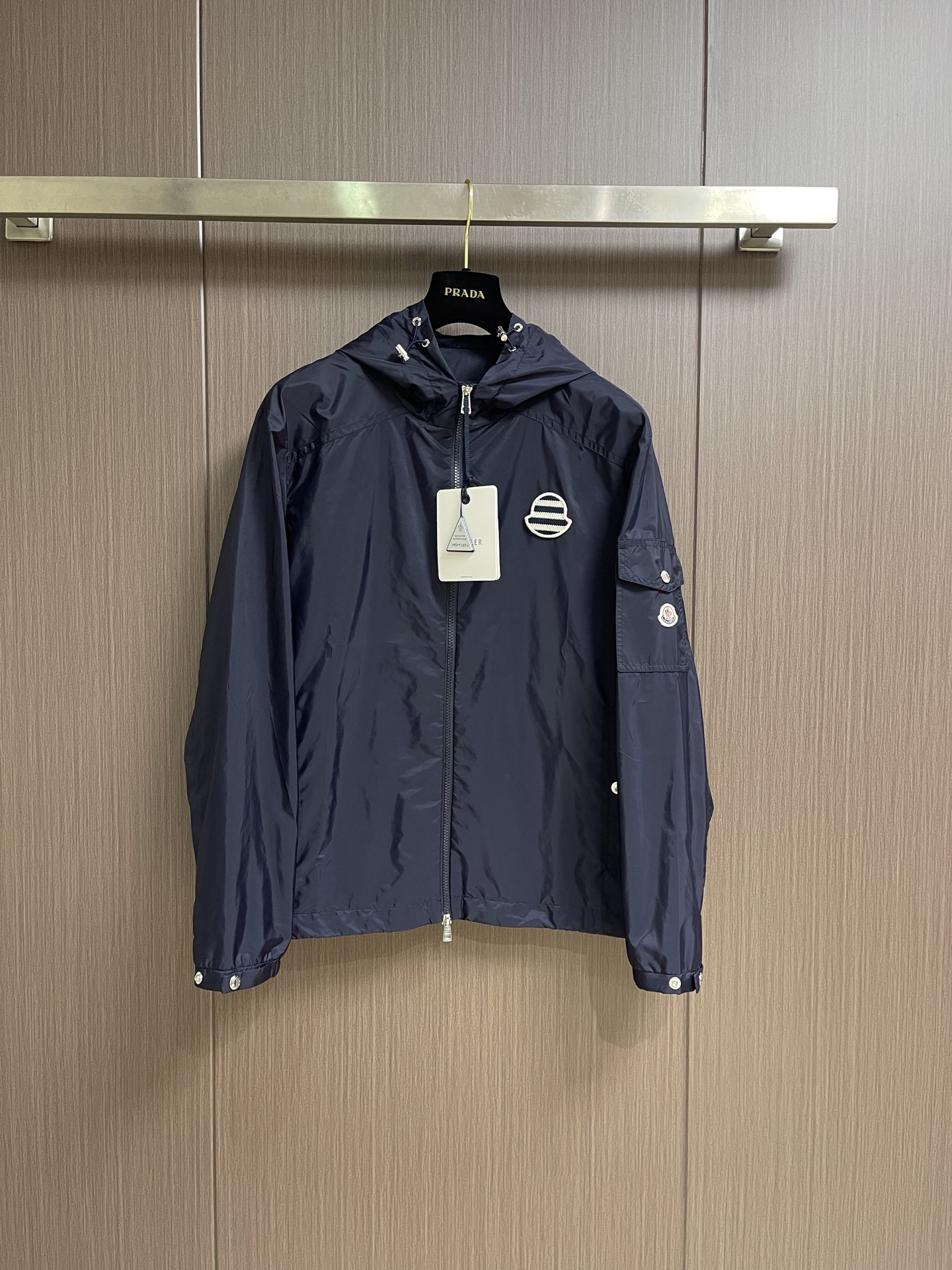 NO:847433,MONCLER  Logo hooded sun protection jacket is made of high-density nylon fabric with a tight texture, which provides excellent physical sun protection and effectively blocks ultraviolet rays. The fabric has been lightweighted, making the upper body light, and has excellent breathable and moisture-conducting properties. The micro-breathable structure can quickly discharge moisture, making it comfortable and not stuffy to wear in summer. Mornay reinterprets the classic blue and white stripes  The brand logo echoes the nautical style. The main stripes are fully embroidered with a high-density embroidery machine, using high-fastness embroidery thread. By controlling the stitch density and direction, a clear, three-dimensional and full stripe texture is created. The outer outline of the embroidery seal is overlocked and lock-embroidered, with fine stitches, reinforcing the structure and outlining a rounded outline, enhancing the overall sense of sophistication. Size 1-2-3-4  Size 1, shoulder width 50, bust 118, length 68.5, size 2, shoulder width 51, bust 122, length 70, size 3, shoulder width 52, bust 126, length 71.5, size 4, shoulder width 53, bust 130, length 73,,jackets & coats,jackets & coats,hats,19860909MONCLER 徽标连帽防晒夹克外套,甄选高密锦纶面料,织构紧密,提供优异物理防晒,有效阻隔紫外线.面料经过轻量化处理,上身轻盈,同时具备出色透气导湿性能,微透气结构可快速排出湿气,夏季穿着舒爽不闷热.Mornay以经典蓝白条纹重新演绎品牌标识,呼应航海风格.主体条纹采用高密绣花机进行满绣,选用高牢度绣线,通过控制针脚密度与方向,打造清晰利落、立体饱满的条纹纹理.绣章外轮廓进行包边锁绣,针脚细密,加固结构并勾勒圆润轮廓,提升整体精致感.尺码1-2-3-4 1码肩宽50胸围118衣长68.5 2码 肩宽51 胸围122 衣长70 3码 肩宽52胸围126衣长71.5 4码 肩宽53胸围130衣长73,,jackets & coats,jackets & coats,hats,,Men's clothing