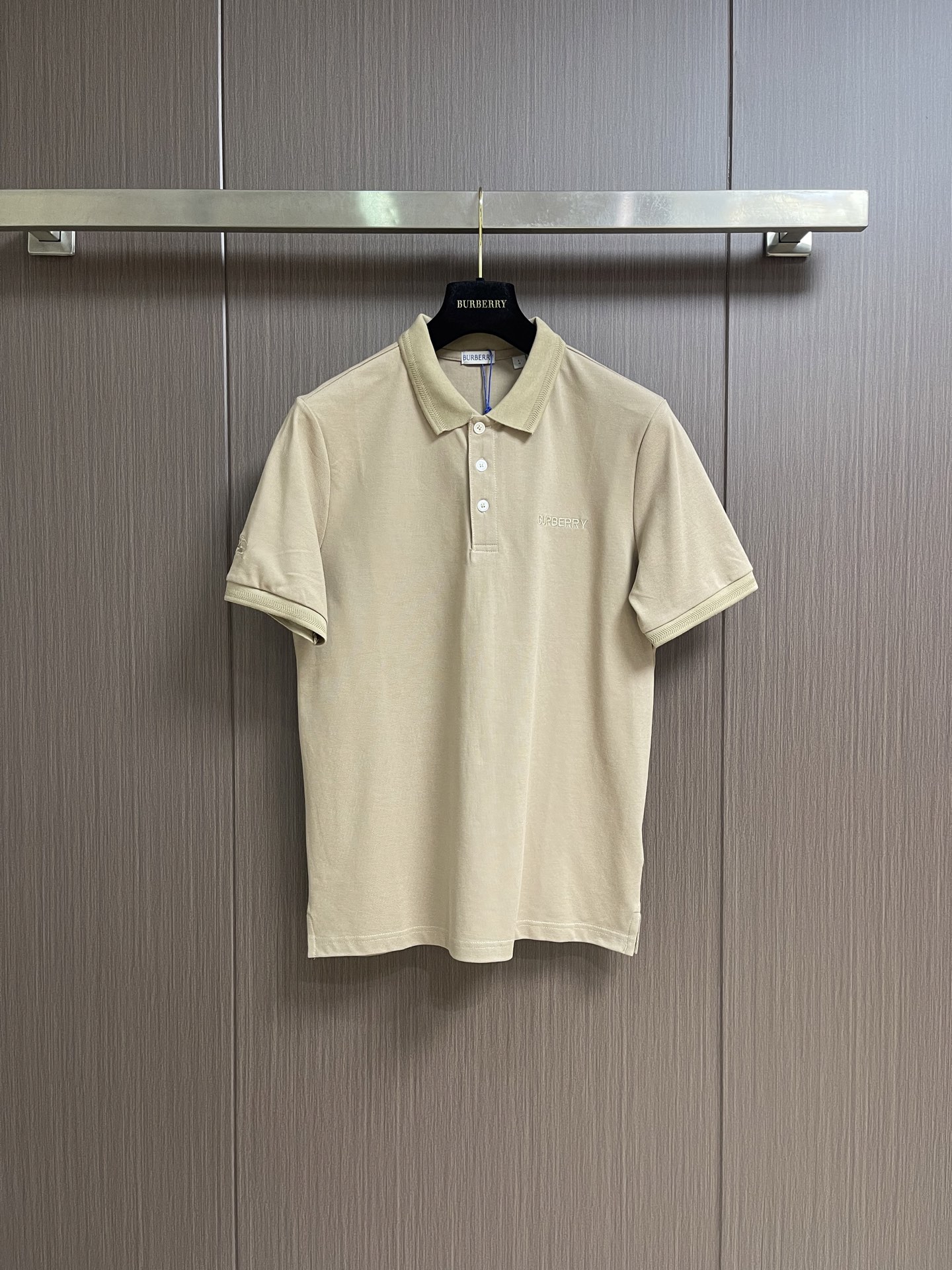 NO:847429,BURBERRY  Classic logo embroidered short-sleeved POLO, made of high-count combed pique cotton fabric, with fine and crisp texture, soft touch and skin-friendly, excellent breathability and hygroscopicity, not easy to deform and wrinkle after long-term wear, taking into account the comfort of daily wear and crisp texture; the classic lapel is paired with a three-button placket design, with neat and simple lines, modifying the neck line, suitable for a variety of wearing scenarios  ; The exquisite embroidery logo on the left chest uses high-density embroidery technology, with tight and full stitches and bright and three-dimensional colors, highlighting brand recognition and ingenious details; the short sleeves are neatly cut, the cuffs are flat and trimmed, the threading is neat and smooth, and there is no restriction in movement; the collar, placket, hem and other details are reinforced, which is strong and durable, showing the exquisite craftsmanship and pursuit of quality of high-end garments. Size M-3XL  M size bust 100 shoulder width 43 length 68 L size bust 104 shoulder width 44.5 length 7019860909BURBERRY 经典logo标识刺绣短袖POLO,采用高支精梳珠地棉面料,质地细腻挺括,触感柔软亲肤,兼具出色的透气性与吸湿性,久穿不易变形起皱,兼顾日常穿着的舒适感与挺括的版型质感；经典翻领搭配三粒扣门襟设计,线条利落简约,修饰颈部线条,适配多种穿搭场景；左胸处精致刺绣标识,采用高密度刺绣工艺,针脚紧实饱满,色彩鲜明立体,彰显品牌辨识度与匠心细节；短袖剪裁利落,袖口平整收边,走线工整流畅,活动无束缚；领口、门襟、下摆等细节处加固处理,牢固耐穿,尽显高端成衣的精湛工艺与品质追求.尺码M-3XL M码 胸围100 肩宽43衣长68 L码 胸围104 肩宽44.5衣长70 XL码胸围 肩宽46衣长72 2XL码 胸围112 肩宽47.5衣长74 3XL码 胸围116 肩宽49 衣长76,,burberry,T-shirt,,Men's clothing