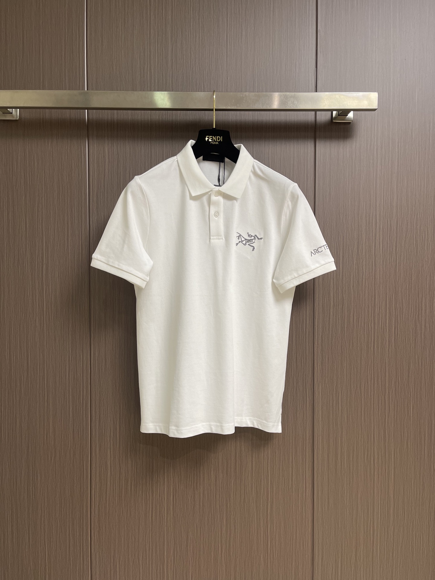NO:847435,Arcteryx 2026SS new summer Polo, the feel and workmanship are perfect, breathable and comfortable, with a little stretch, the shape is crisp, casual and business-friendly, suitable for any occasion. Sizes M-3XL  Bust 112, shoulder width 47.5, length 74, 3XL, bust 116, shoulder width 49, length 76,arc'teryx,19860909Arcteryx 始祖鸟 2026SS夏季新款Polo,手感和做工堪称完美,透气舒适,带点微弹力,版型挺括,休闲商务两不误 ,适合出席任何场合 尺码M-3XL M码 胸围100 肩宽43衣长68 L码 胸围104 肩宽44.5衣长70 XL码胸围 肩宽46衣长72 2XL码 胸围112 肩宽47.5衣长74 3XL码 胸围116 肩宽49 衣长76,arc'teryx,,Men's clothing