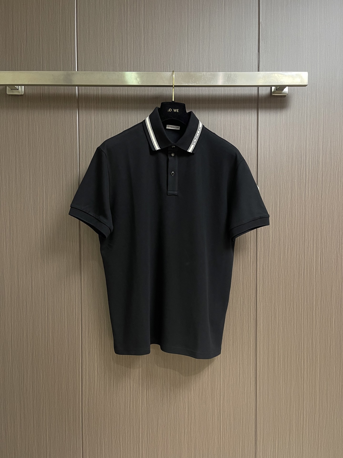 NO:847417,Burberry striped letter logo POLO shirt is made of pique mesh fabric blended with cotton as the base and a small amount of polyester fiber. The weight is accurately controlled at 230g㎡, taking into account thickness and breathability. The polyester, stripes and letters are woven together through the computer jacquard program of the flat knitting machine before weaving. The yarn automatically changes color with the change of the letter pattern. The letters and collar are seamlessly connected without any traces of post-production splicing. The overall wiring is straight and delicate, the fabric is comfortable and soft, and the colors are consistent and without color difference.  It can be matched with the same style to create a fashionable look, and can be used in various occasions. Customized accessories, complete with three standards, same style for men and women!  Size S-XL 46-52 Size 46 Shoulder width 47 Bust 106 Length 67 Size 48 Shoulder width 48 Bust 110 Length 68.5 Size 50 Shoulder width 49 Bust 114 Length 70 Size 52 Shoulder width 50 Bust 118 Length 71.5,,burberry,19860909Burberry 条纹字母标识POLO衫,选用棉为基底喂入少量聚酯纤维混纺而成的珠地网眼面料,克重精准控制在230g㎡,兼顾厚度与透气性,聚酯,条纹与字母在编织之前通过横机电脑提花程序一体织出,纱线随字母图案的变化自动换色,字母与领面无缝衔接,无后期拼接痕迹.整体走线平直细腻,面料舒适柔软,颜色一致无色差 能与同款搭配营造时尚造型,驾驭各种场合,定制辅料,三标齐全,男女同款！尺码S-XL 46-52 46码 肩宽47胸围106衣长67 48码 肩宽48胸围110衣长68.5 50码 肩宽49胸围114衣长70 52码 肩宽50胸围118衣长71.5,,burberry,,Men's clothing