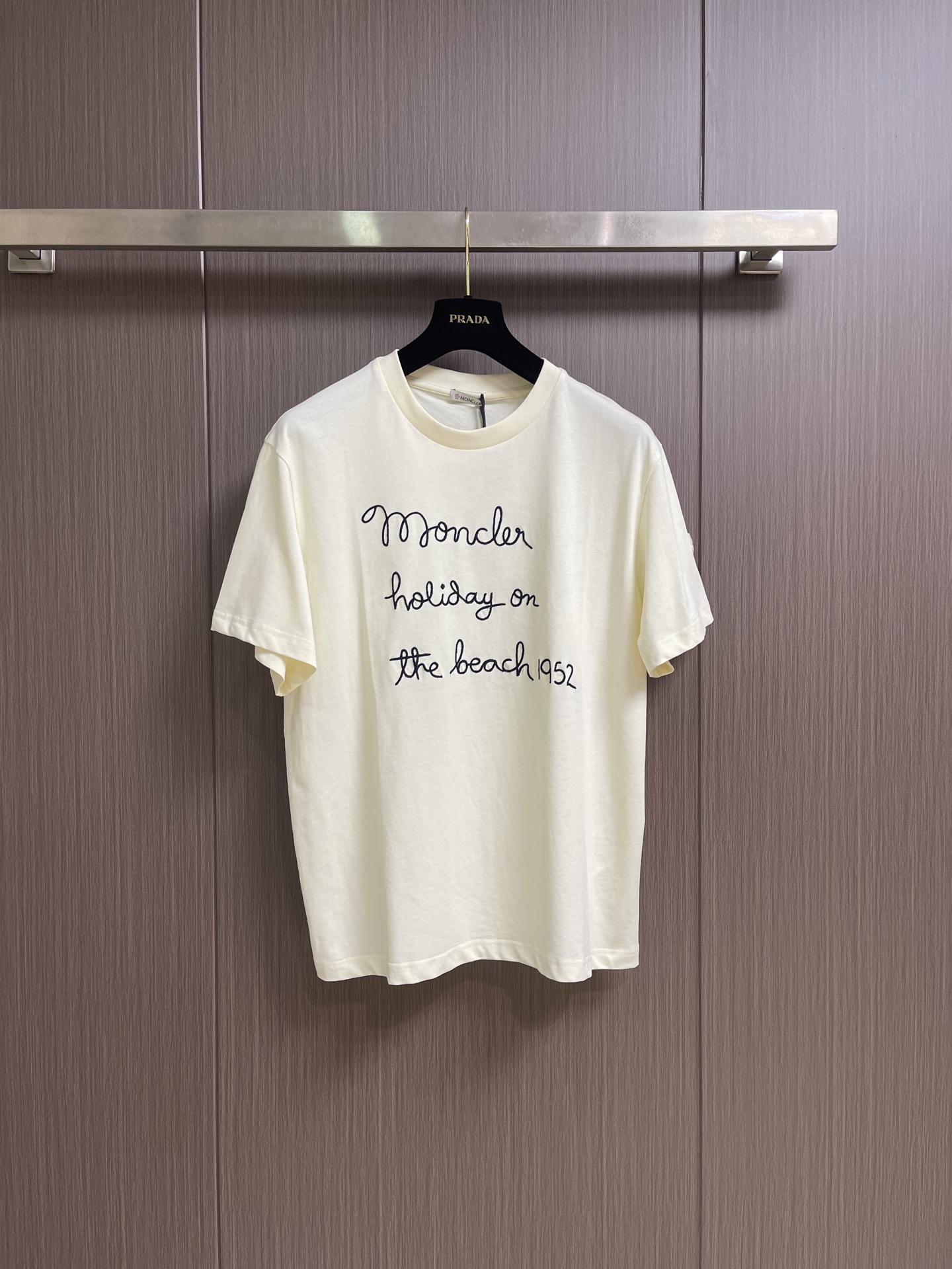 NO:847420,Moncler  The handwriting-style embroidered short-sleeved T-shirt uses combed cotton fiber to remove short lint and impurities. The fabric feels delicate and soft, fitting the skin like a cloud, and there is no itching when worn next to the body. Pure cotton has natural breathable pores, which can quickly absorb sweat from the body surface and evaporate naturally, telling you that  Don't sweat and feel sticky. The fabric has been pre-shrunk, so it won't shrink or deform easily after washing. It's equipped with high-fastness seaming technology, so the collar and cuffs won't loosen easily after repeated wear and washing. At the same time, the cotton fabric has its own anti-pilling properties, so it still maintains a smooth texture after being worn for a long time. The handwritten wind letters on the chest  Embroidery uses double-layer superimposed embroidery technology. First, use thin embroidery thread to outline the outline of the letters, and then use double-strand thick embroidery thread to trace the outline for a second time. The two-layer embroidery superimposition gives the letters a three-dimensional relief texture. It has an obvious concave and convex texture to the touch. Every line is smooth and natural, and the thickness is perfect.  The fabric is soft, restoring the relaxation and casualness of handwriting; at the same time, the stitch spacing is even and fine, with no skipping or missing stitches, and the embroidery edges are clean and neat. The neckline is reinforced with double-layer ribbing, which fits the neck line without strangulation; the loose and moderate straight version is very tolerant to different body types.  Size S-XL 46-52 46 yards shoulder width 47 bust length 68 48 yards shoulder width 48 chest 112 length 69.5 50 yards shoulder width 49 chest 116 length 71 52 yards shoulder width 50 chest 120 length 72.5,, T-shirt, tees, t-shirt,19860909Moncler 手写风刺绣短袖T恤,采用精梳工艺处理的棉纤维,去除了短绒与杂质,面料触感细腻软糯,像云朵般贴合肌肤,贴身穿毫无刺痒感.纯棉自带天然的透气孔隙,能快速吸收体表汗液并自然挥发,告别闷汗黏腻.面料经过预缩水处理,水洗后不易缩水、不易变形,搭配高牢度锁边工艺,领口、袖口反复穿洗也不易松垮；同时棉质面料自带的抗起球属性,久穿依旧保持平整质感.胸前的手写风字母刺绣,采用双层叠加刺绣工艺,先以细绣线打底勾勒字母轮廓,再用双股粗绣线沿着轮廓二次描深,两层刺绣叠加让字母自带立体浮雕质感,摸上去有明显的凹凸肌理,每一笔线条都流畅自然,粗细过渡柔和,还原手写体的松弛随性；同时针脚间距均匀细密,无跳线、无漏针,刺绣边缘干净利落.领口采用双层罗纹加固,贴合颈部线条不勒颈；宽松适度的直筒版型,对不同身材都有很好的包容度. 尺码S-XL 46-52 46码 肩宽47胸围衣长68 48码 肩宽48胸围112衣长69.5 50码 肩宽49胸围116衣长71 52码 肩宽50胸围120衣长72.5,,T-shirt,tees，t-shirt,,Men's clothing