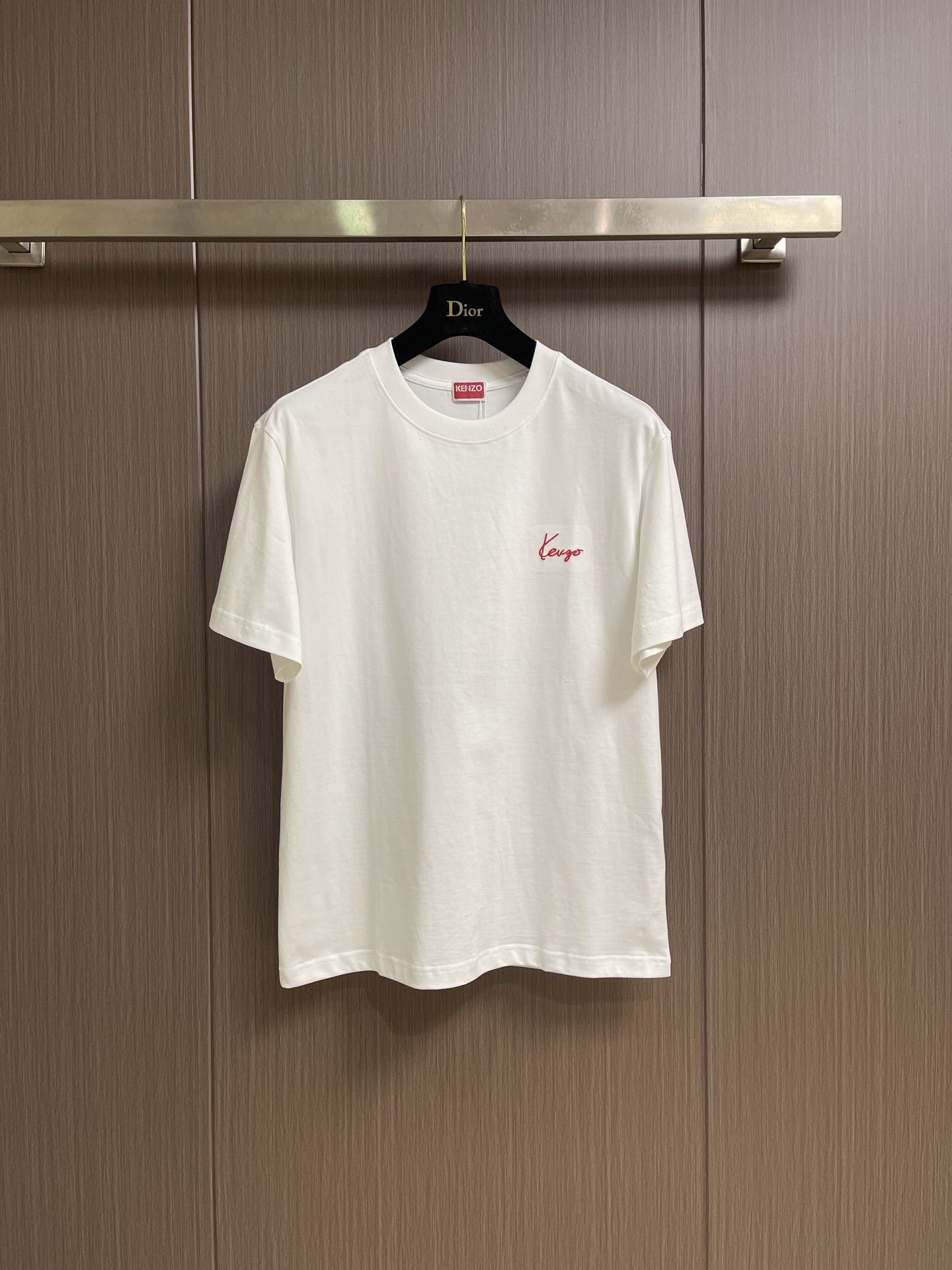 NO:847444,Kenzo 2026SS new spring and summer short-sleeved T-shirt with floral embroidery is made of cotton. The fabric is soft and textured, and the upper body is breathable and comfortable. It is more classy than ordinary cotton, and the quality is immediately obvious. It has a classic loose fit. It is snug and comfortable, and it is not easy to deform after long-term wear. The neckline is made of threaded knitting, which is clearly layered with the body!  The oversize version is comfortable, casual and fashionable, and the texture is excellent. Sizes M-3XL M size bust 104 shoulder width 47.5 length 67 L size bust shoulder width 49 length 69 XL size bust 112 shoulder width 50.5 length 71 XXL size bust 116 shoulder width 52 length 73  Clothing length 75,versace,T-shirt,tees,t-shirt,19860909Kenzo 2026SS春夏新款花卉刺绣短袖T恤,采用棉,面料亲肤柔软有质感,上身透气舒适～比一般普通棉更显档次,品质高低立现, 经典宽松版型 ~服帖舒适,久穿也不容易变形,领口采用螺纹针织,与衣身层次分明！oversize版型舒适随性时尚,版型质感极佳.尺码M-3XL M码胸围104肩宽47.5 衣长67 L码 胸围肩宽49 衣长69 XL码 胸围112 肩宽50.5 衣长71 XXL码胸围116肩宽52 衣长73 XXXL码 胸围120肩宽53.5 衣长75,,versace,T-shirt,tees，t-shirt,,Men's clothing