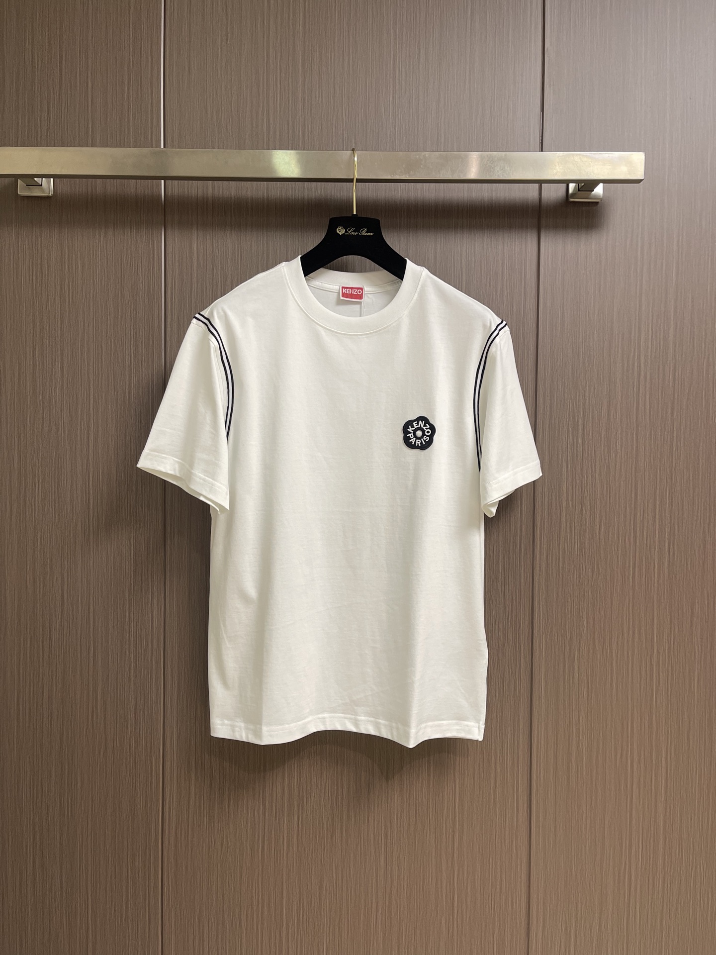 NO:847416,Kenzo's new men's casual short-sleeved T-shirt, imported pure cotton fabric, floral logo design, super soft and delicate to the touch, comfortable to wear, great upper body, a must-have item for men. Sizes M-3XL M size bust 104 shoulder width 47.5 length 67 L size chest width 49 length  XXL code, bust 116, shoulder width 52, clothing length 73, XXXL code, bust 120, shoulder width 53.5, clothing length 75,, T-shirt, tees, t-shirt,19860909kenzo 新款男士休闲短袖T恤,进口纯棉面料,花卉仔章 logo图案设计 手感超柔软细腻 穿着亲肤舒适 上身非常赞 男士必备单品.尺码M-3XL M码胸围104肩宽47.5 衣长67 L码 胸围肩宽49 衣长69 XL码 胸围112 肩宽50.5 衣长71 XXL码胸围116肩宽52 衣长73 XXXL码 胸围120肩宽53.5 衣长75,,T-shirt,tees，t-shirt,,Men's clothing