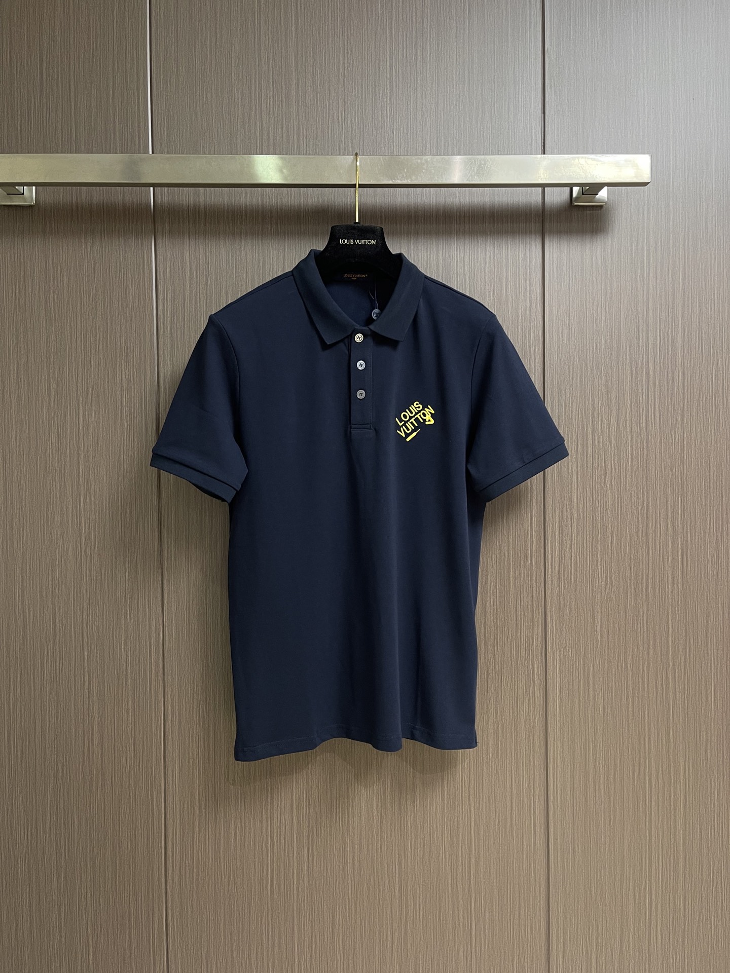 NO:848766,LV 2026ss new embroidered logo couple casual polo shirt, business commuting, classic polo lapel design, classic LV letter slogan on the chest, pin embroidery design highlights personality, making the entire line smoother, the most classic evergreen small label design  Exquisite embroidered logo design on the chest, pure cotton texture that is skin-friendly and comfortable, suitable for both business and leisure. The piqué cotton fabric is more breathable and drier than ordinary knitted fabrics. 3D three-dimensional cutting technology, the upper body has a three-dimensional shape. The chest embroidery is full of details, and the 10,000-needle embroidery is three-dimensional and full. It is made of 240 grams of pure cotton piqué fabric and customized buttons. Size M-3XL  Shoulder width 44.5, dress length 7019860909LV 2026ss新款刺绣logo情侣休闲polo衫,商务通勤,经典polo翻领设计,胸前经典lv字母标语 别针绣花设计彰显个性,使整个线条更加流畅,最经典的一款常青小标设计 胸口精美的刺绣logo设计,纯棉质感亲肤舒适,商务休闲皆宜,珠地棉面料比普通针织布更加透气、干爽,3d立体剪裁工艺、上身版型立体,胸口绣花更是细节拉满、万针刺绣 立体饱满,采用240克全棉珠地棉面料、定制纽扣 尺码M-3XL M码 胸围100 肩宽43衣长68 L码 胸围104 肩宽44.5衣长70 XL码胸围108 肩宽46衣长72 2XL码 胸围112 肩宽47.5衣长74 3XL码 胸围116 肩宽49 衣长76,,louis vuitton,,Men's clothing