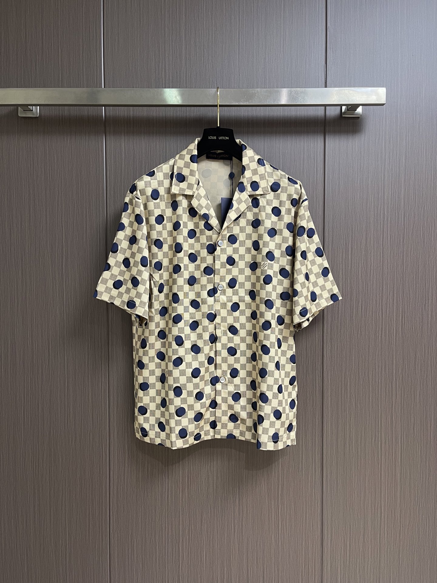 NO:847434,Tops Shorts LV 1026FW checkerboard polka dot mulberry silk short-sleeved shirt and shorts set, the printing is fully restored, the original light-colored checkerboard + royal blue polka dots, the color transition is natural and unbiased, no cheap feeling, and has a delicate mercerizing effect under the sun.  It adopts a lapel short-sleeved design, with a hidden brand logo print on the left chest patch pocket. The buttons are of the same color with pearl texture. The placket is neatly routed and the curved hem modifies the body shape. Sizes S-XL, Louis Vuitton, shorts, shirts, T-shirt,19860909上衣 短裤 LV 1026FW 棋盘格波点桑蚕丝短袖衬衫短裤套装,印花还原度拉满 原版浅色棋盘格+宝蓝色波点,色彩过渡自然无偏差,无廉价糊感,阳光下自带细腻丝光. 采用翻领短袖设计,左胸贴袋暗藏品牌标识印花,纽扣为珍珠质感同色系款式,门襟走线工整,弧形下摆修饰身形.尺码S-XL,,louis vuitton,shorts,shirts,T-shirt,,Men's clothing
