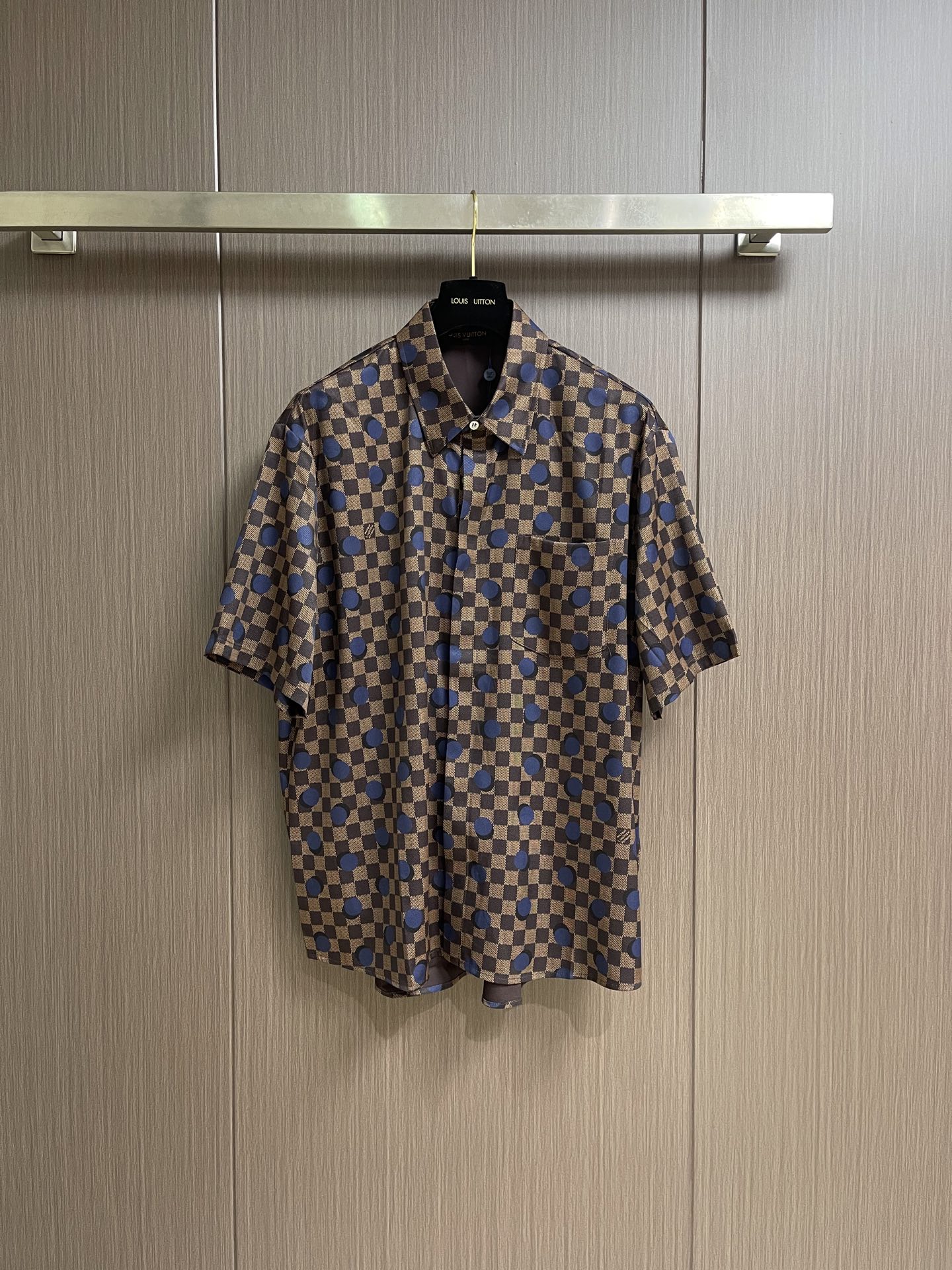 NO:847439,Tops Shorts LV 1026FW checkerboard polka dot mulberry silk short-sleeved shirt and shorts set, the printing is fully restored, the original light-colored checkerboard + royal blue polka dots, the color transition is natural and unbiased, no cheap feeling, and has a delicate mercerizing effect under the sun.  It adopts a lapel short-sleeved design, with a hidden brand logo print on the left chest patch pocket. The buttons are of the same color with pearl texture. The placket is neatly routed and the curved hem modifies the body shape. Sizes S-XL, Louis Vuitton, shorts, shirts, T-shirt,19860909上衣 短裤 LV 1026FW 棋盘格波点桑蚕丝短袖衬衫短裤套装,印花还原度拉满 原版浅色棋盘格+宝蓝色波点,色彩过渡自然无偏差,无廉价糊感,阳光下自带细腻丝光. 采用翻领短袖设计,左胸贴袋暗藏品牌标识印花,纽扣为珍珠质感同色系款式,门襟走线工整,弧形下摆修饰身形.尺码S-XL,,louis vuitton,shorts,shirts,T-shirt,,Men's clothing
