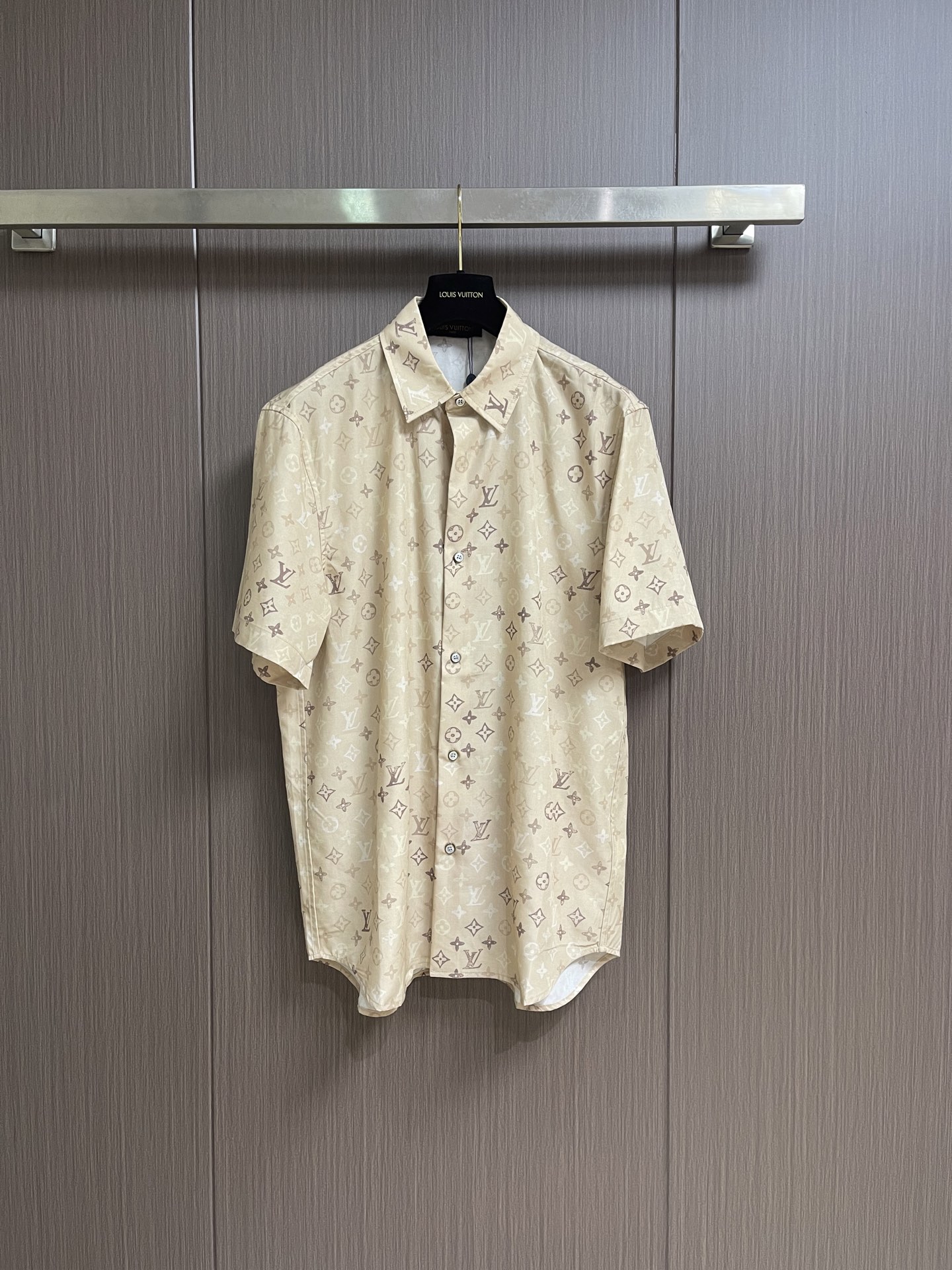 NO:847437,Tops Shorts LV 2026ss Dune Monogram presbyopia all-over printed short-sleeved shirt and shorts suit, original gradient faded Monogram, natural transition between shades, no cheap feeling, and delicate luster under the sun. The fabric is made of drape blended fabric. Sizes S-XL, Louis Vuitton, shorts, shirts, T-shirt,19860909上衣 短裤 LV 2026ss 沙丘Monogram老花满印短袖衬衫短裤套装,原版渐变褪色Monogram,深浅过渡自然,没有廉价糊感,阳光下自带细腻光泽.面料采用垂坠混纺面料.尺码S-XL,,louis vuitton,shorts,shirts,T-shirt,,Men's clothing