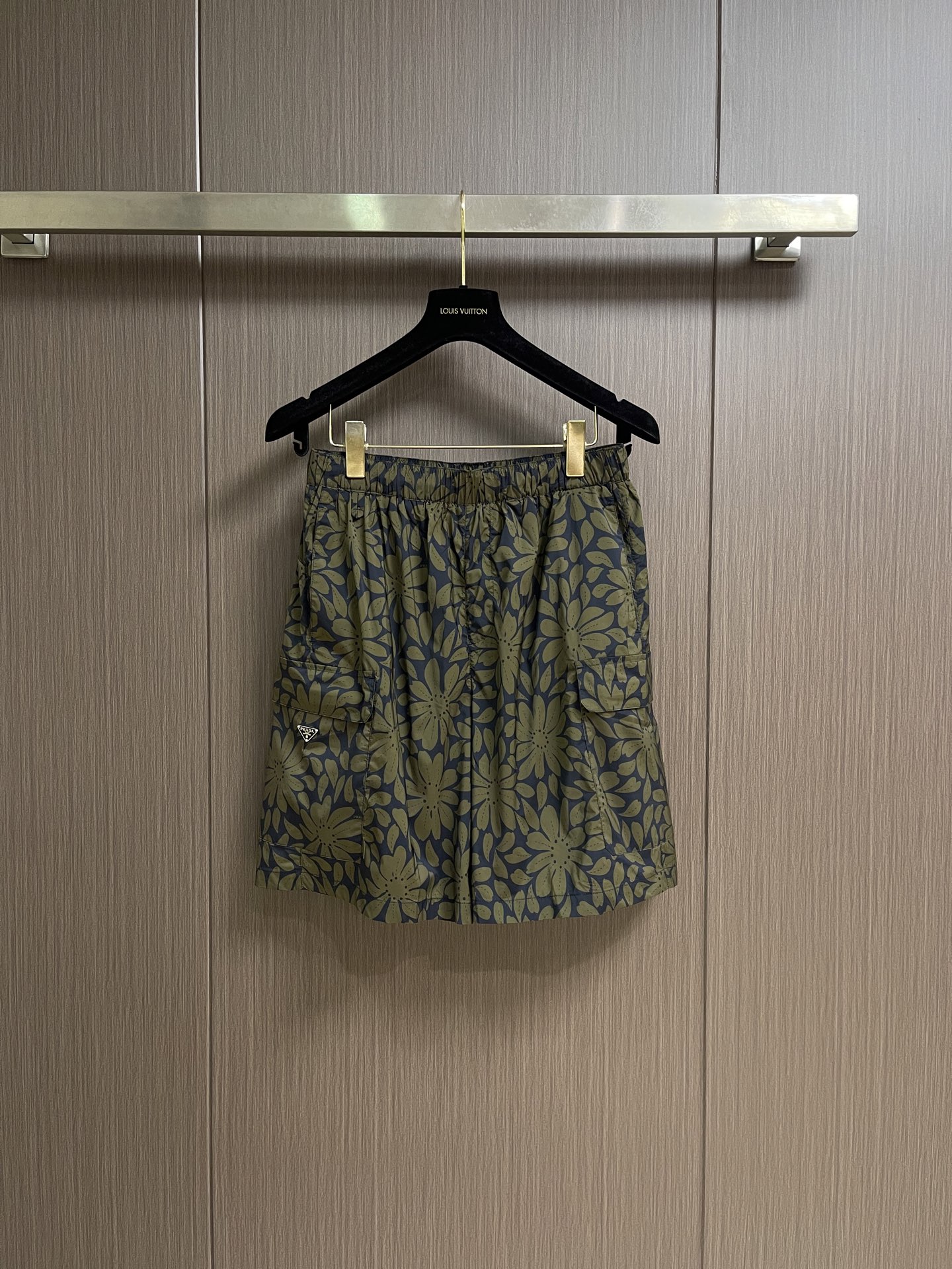 NO:847422,Prada  Floral digitally printed nylon shorts are made of high-density nylon woven fabric, which has a crisp and drapey feel, is not easy to wrinkle and deform, and is light in weight. There is no binding behind the upper body, and it will not sweat for a long time. After the surface is treated with water repellent, it is not easy to get wet with daily splashing of water. Minor stains can be wiped directly with clean water.  Processing. Using environmentally friendly active digital printing technology, the large flower pattern is restored on the fabric. The color transition is natural and delicate, the contrasting colors of gray blue and black are clearly layered, and the edges of the pattern are not sharp and jagged, restoring the relaxed texture of hand-painted flowers. At the same time, through high-temperature color fixation process, the printing layer is deeply integrated with the fabric fiber  , repeated machine washing is not prone to fading, cracking, and warping problems, and it remains as bright as new after long-term wear. The lining is made of high-elastic breathable mesh. The mesh structure can quickly wick away moisture and sweat, avoiding the sticky feeling of the fabric against the skin after sweating. It has a built-in 'air circulation channel' to keep you fresh and not stuffy even in hot weather. Sewing  Carefully check the floral print pattern on the bag piece and the trousers body beforehand to ensure that the pattern is restored at the splicing point to avoid pattern misalignment and faults, which will affect the overall aesthetics. The two corners of the bottom of the bag are 'reinforced with jujube' and the bartack is 0.6cm long to prevent the bottom of the bag from cracking due to the pulling of heavy objects and increase the service life. Sizes S-XL  46-52 46 yards, waist circumference 74, sitting circumference 50, trouser length 50, 48 yards, waist circumference 78, sitting circumference 112, trouser length 51, 50 yards, waist circumference 82, sitting circumference 116, trouser length 52, 52 yards, waist circumference 86, sitting circumference 120, trouser length 53,, prada, shorts,19860909Prada 花卉数码印花尼龙短裤,选用高密尼龙梭织面料,自带挺括垂坠感,不易起皱变形,同时克重轻盈,上身后零束缚,久穿不闷汗.表面经过防泼水处理之后,日常溅水、都不易打湿面料,轻微污渍可直接用清水擦拭打理.采用环保活性数码印花技术,将大花卉图案还原在面料上.色彩过渡自然细腻,灰蓝色和黑色的撞色层次分明,图案边缘无生硬锯齿,还原手绘花卉的松弛质感.同时通过高温固色工艺,印花层与面料纤维深度结合,反复机洗也不易出现掉色、开裂、起翘的问题,久穿依旧鲜亮如新.内衬采用高弹透气网布,网眼结构能快速导湿排汗,避免出汗后面料贴肤的黏腻感,自带“空气流通通道”,闷热天气也能保持清爽不闷档.车缝前严谨核对袋片与裤身的花卉印花图案,确保拼接处的图案还原,避免出现图案错位、断层,影响整体美观度.袋底两角做“打枣加固”,套结长0.6cm,防止重物拉扯导致袋底开裂,增加使用寿命.尺码S-XL 46-52 46码 腰围74坐围 裤长50 48码 腰围78坐围112裤长51 50码 腰围82坐围116裤长52 52码 腰围86坐围120 裤长53,,prada,shorts,,Men's clothing