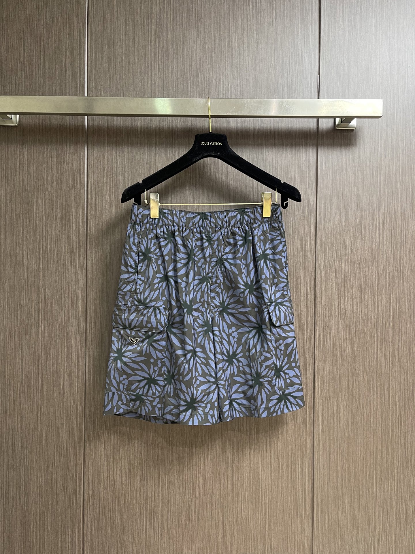 NO:847424,Prada  Floral digitally printed nylon shorts are made of high-density nylon woven fabric, which has a crisp and drapey feel, is not easy to wrinkle and deform, and is light in weight. There is no binding behind the upper body, and it will not sweat for a long time. After the surface is treated with water repellent, it is not easy to get wet with daily splashing of water. Minor stains can be wiped directly with clean water.  Processing. Using environmentally friendly active digital printing technology, the large flower pattern is restored on the fabric. The color transition is natural and delicate, the contrasting colors of gray blue and black are clearly layered, and the edges of the pattern are not sharp and jagged, restoring the relaxed texture of hand-painted flowers. At the same time, through high-temperature color fixation process, the printing layer is deeply integrated with the fabric fiber  , repeated machine washing is not prone to fading, cracking, and warping problems, and it remains as bright as new after long-term wear. The lining is made of high-elastic breathable mesh. The mesh structure can quickly wick away moisture and sweat, avoiding the sticky feeling of the fabric against the skin after sweating. It has a built-in 'air circulation channel' to keep you fresh and not stuffy even in hot weather. Sewing  Carefully check the floral print pattern on the bag piece and the trousers body beforehand to ensure that the pattern is restored at the splicing point to avoid pattern misalignment and faults, which will affect the overall aesthetics. The two corners of the bottom of the bag are 'reinforced with jujube' and the bartack is 0.6cm long to prevent the bottom of the bag from cracking due to the pulling of heavy objects and increase the service life. Sizes S-XL  46-52 46 yards, waist circumference 74, sitting circumference 50, trouser length 50, 48 yards, waist circumference 78, sitting circumference 112, trouser length 51, 50 yards, waist circumference 82, sitting circumference 116, trouser length 52, 52 yards, waist circumference 86, sitting circumference 120, trouser length 53,, prada, shorts,19860909Prada 花卉数码印花尼龙短裤,选用高密尼龙梭织面料,自带挺括垂坠感,不易起皱变形,同时克重轻盈,上身后零束缚,久穿不闷汗.表面经过防泼水处理之后,日常溅水、都不易打湿面料,轻微污渍可直接用清水擦拭打理.采用环保活性数码印花技术,将大花卉图案还原在面料上.色彩过渡自然细腻,灰蓝色和黑色的撞色层次分明,图案边缘无生硬锯齿,还原手绘花卉的松弛质感.同时通过高温固色工艺,印花层与面料纤维深度结合,反复机洗也不易出现掉色、开裂、起翘的问题,久穿依旧鲜亮如新.内衬采用高弹透气网布,网眼结构能快速导湿排汗,避免出汗后面料贴肤的黏腻感,自带“空气流通通道”,闷热天气也能保持清爽不闷档.车缝前严谨核对袋片与裤身的花卉印花图案,确保拼接处的图案还原,避免出现图案错位、断层,影响整体美观度.袋底两角做“打枣加固”,套结长0.6cm,防止重物拉扯导致袋底开裂,增加使用寿命.尺码S-XL 46-52 46码 腰围74坐围 裤长50 48码 腰围78坐围112裤长51 50码 腰围82坐围116裤长52 52码 腰围86坐围120 裤长53,,prada,shorts,,Men's clothing