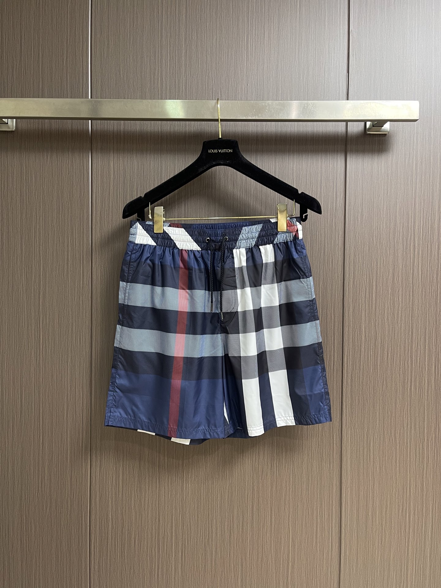 NO:847428,Burberry  The classic plaid beach pants are made of high-density polyester fiber fabric. After the shaping process, they say goodbye to the pain points of easy wrinkles and deformation. At the same time, the polyester fiber has excellent moisture absorption and moisture conduction properties. The micro-breathable structure on the surface can quickly discharge moisture from the body surface. After sweating during exercise, it can be dry and non-sticky in a short time, saying goodbye to the embarrassment of hot and sticky legs. It is wear-resistant  The anti-tear performance is also relatively excellent. After daily friction and washing many times, it is still not easy to pill or snag. It does not collapse after being worn for a long time, and can maintain a neat shape for a long time. Through high-precision digital printing technology, the blue, white, black, red and other multi-color levels of the plaid are accurately restored. Each line is clear and neat, without smudging or misalignment, and the gradient transition of the plaid is natural and soft.  And, with high-temperature color-fixing technology, the printing is deeply integrated with the fabric fibers. It is not easy to fade or crack after daily washing and friction. It can still maintain the bright color of the plaid after repeated wear and washing. The lining is made of high-elastic breathable mesh. The mesh structure can quickly wick away moisture and avoid the sticky feeling of the fabric against the skin after sweating. It has its own 'air circulation channel', which is ideal for hot days.  The breath can also be kept fresh and not stuffy in the crotch. The whole trousers adopt the same color double-thread seaming process, the stitching is even and fine, the stitch spacing is consistent, and the trousers edges, bag openings, waistbands and other easy-to-friction parts have been reinforced, making it difficult to unravel and remove the edges after repeated wear and washing. The details are processed to show the craftsmanship. The overall wiring is straight and delicate, the fabric is comfortable and soft, and the colors are consistent and without color difference.  It can be matched with the same style to create a fashionable look, and can be used in various occasions. Customized accessories, complete with three standards, same style for men and women!  Size S-XL 46-52 46 yards, waist 74, seat 102, pants length 43.5, 48 yards, waist 78, seat 106, pants length 44.5, 50 yards, waist 82, seat 110, pants length 45.5, 52 yards, waist 86, seat 114, pants length 46.5,,burberry,19860909Burberry 经典格纹沙滩裤,采用高密聚酯纤维面料,经过定型工艺处理之后,告别易皱、易变形的痛点,同时聚酯纤维自带优异的吸湿导湿属性,表面的微透气结构能快速排出体表湿气,运动出汗后,短时间即可干爽不黏腻,告别闷热黏腿的尴尬.其耐磨抗撕裂性能也相对优异,日常摩擦、水洗多次后依旧不易起球、不易勾丝,久穿不塌,能长久保持利落版型.通过高精度数码喷印技术,精准还原格纹的蓝、白、黑、红等多色层次,每一条线条都清晰利落,无晕染、无错位,格纹的渐变过渡自然柔和,搭配高温固色工艺,印花与面料纤维深度结合,日常水洗、摩擦不易掉色、不易开裂,反复穿洗依旧能保持格纹的鲜亮色彩.内衬采用高弹透气网布,网眼结构能快速导湿排汗,避免出汗后面料贴肤的黏腻感,自带“空气流通通道”,闷热天气也能保持清爽不闷裆.全裤采用同色系双线锁边工艺,走线均匀细密,针脚间距一致,裤边、袋口、腰头等易摩擦部位都做了加固处理,反复穿洗不易开线、不易脱边,细节处理尽显工艺质感.整体走线平直细腻,面料舒适柔软,颜色一致无色差 能与同款搭配营造时尚造型,驾驭各种场合,定制辅料,三标齐全,男女同款！尺码S-XL 46-52 46码 腰围74坐围102 裤长43.5 48码 腰围78坐围106 裤长44.5 50码 腰围82坐围110 裤长45.5 52码 腰围86坐围114 裤长46.5,,burberry,,Men's clothing