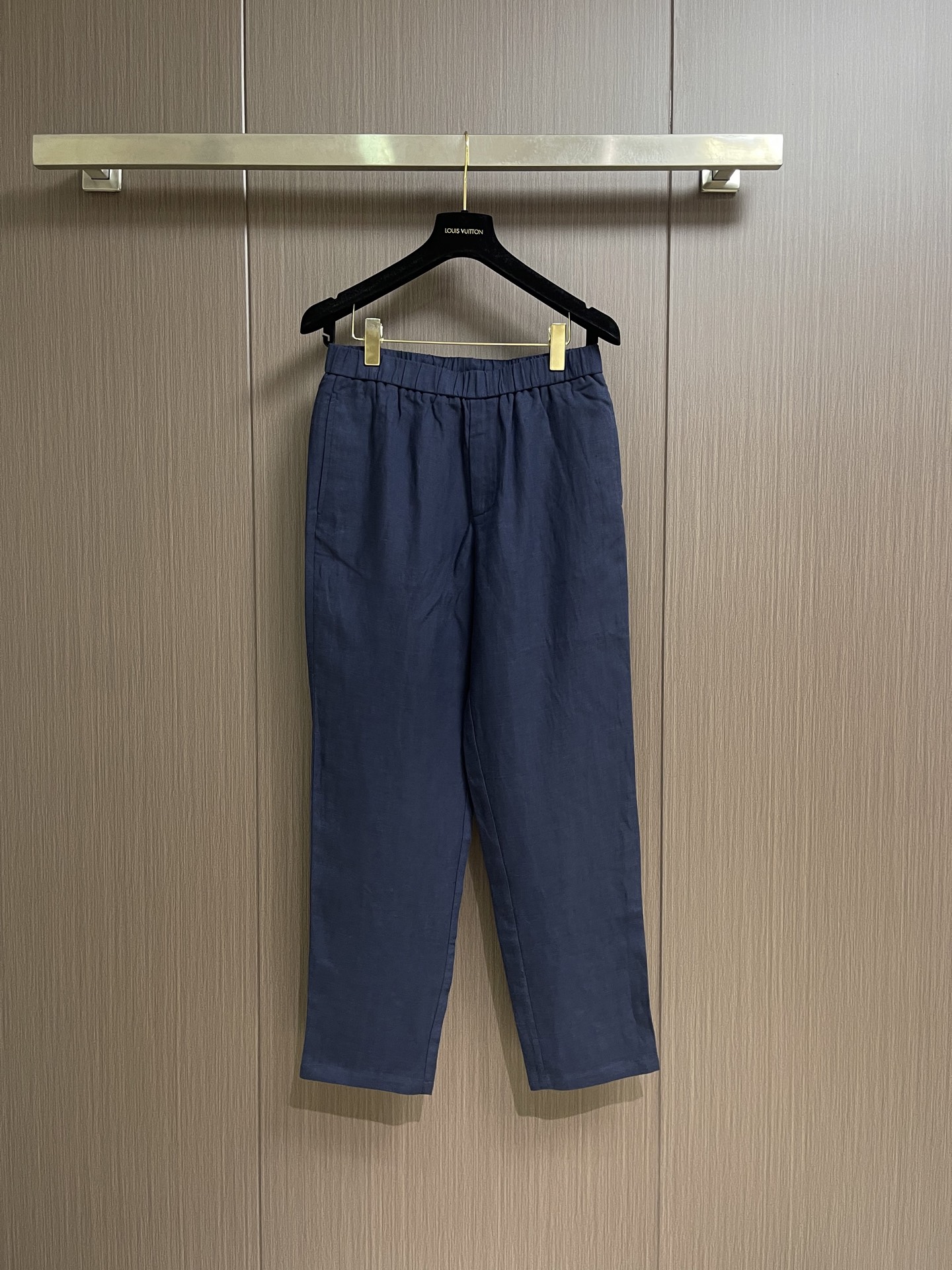 NO:847425,LP 1996SS new summer solid color casual trousers, classic cotton linen summer trousers, modern and fashionable colors, the fabric is light and breathable, cool and not greasy when worn close to the body, bringing you the ultimate comfortable wearing experience in the hot summer. The upper body is more casual and versatile, looking younger. Size 46-52 46 yards, waist 76, seat width 104, trouser length 101, 48 yards, waist 80, seat length 102, 50 yards  Waist circumference 84, seat circumference 112, pants length 103, size 52, waist circumference 88, seat circumference 116, pants length 104,, loro piana,19860909LP 1996SS夏季新款纯色休闲长裤,经典棉质亚麻夏季长裤,配色现代时尚,面料触感轻薄透气,贴身穿着凉爽不腻身,在炎热的夏天给你带来极致舒适的穿着体验.上身更加休闲百搭显年轻.尺码46-52  46码 腰围76 座围104裤长101 48码 腰围80 座围裤长102 50码 腰围84 座围112 裤长103 52码 腰围88 座围116 裤长104,,loro piana,,Men's clothing