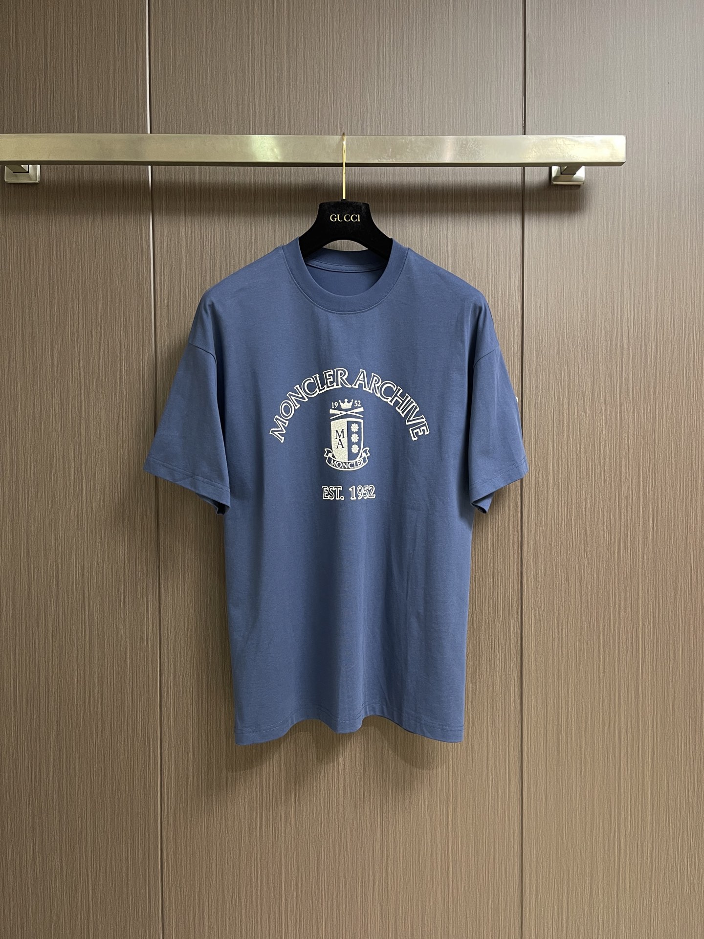 NO:848735,MONCLER  2026ss new spring and summer T-shirt. The fabric is made of Xinjiang long-staple cotton. The fiber length and strength are far longer than ordinary cotton. The fabric is anti-pilling, anti-stretching, breathable and sweat-absorbent, suitable for summer wear. The woven fabric has both softness and stiffness, and is not too thin.  It retains the 'silky smooth' feel of long-staple cotton and is highly skin-friendly. The MONCLER brand personalized design letters on the chest of this T-shirt are designed and printed, highlighting the low-key charm of personality. Sizes M-3XL,, tees, t-shirt,19860909MONCLER 2026ss春夏新款T恤,面料采用新疆长绒棉,纤维长度和强度远超普通棉,面料抗起球、抗拉伸,且透气吸汗,适合夏季穿着.织出的面料兼具柔软度与挺括感,不会过于单薄,同时保留长绒棉“丝绸般顺滑”的触感,亲肤性强.这款T恤胸前的MONCLER品牌个性设计字母做了设计印花,彰显个性低调的魅力.尺码M-3XL,,tees，t-shirt,,Men's clothing