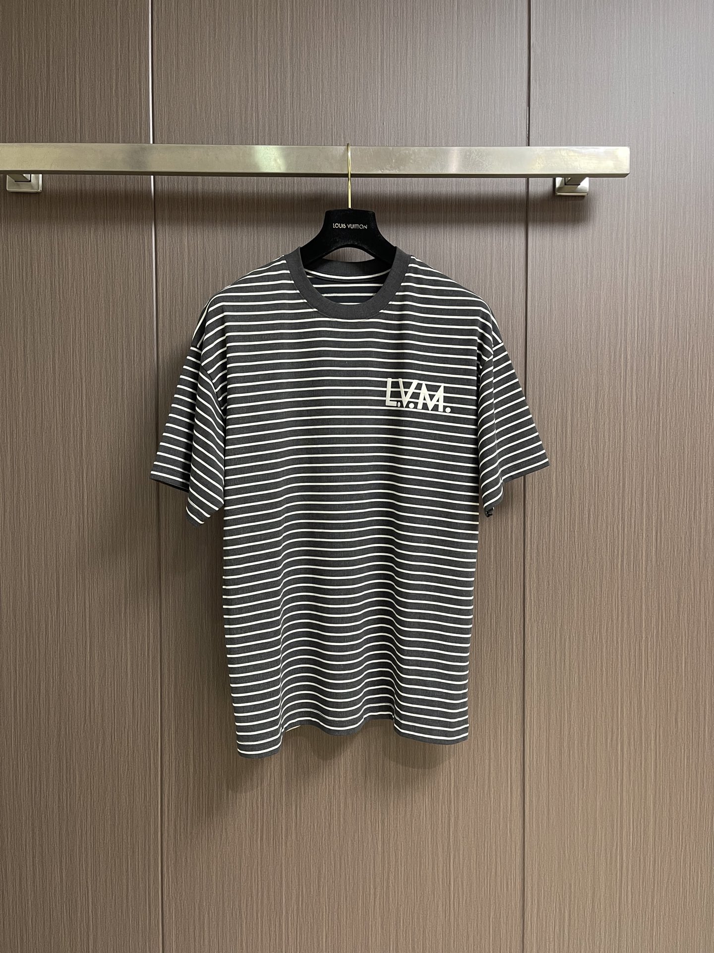 NO:848739,LV 2026SS Contrast stripe logo letter T-shirt. The fabric is made of 26 single-strand pure cotton. Large products are carefully cut with flowers. The production factory is produced by professional knitting to ensure the quality of large products. It is a very versatile one. Welcome to compare all over the network. Sizes M-3XL, Louis Vuitton, tees, t-shirt,19860909LV 2026SS 撞色条纹logo字母T恤,面料采用26支单股纯棉,大货采用取花精心断裁,生产工厂由专业针织生产,确保大货品质质量.非常百搭的一款,欢迎对比全网.尺码M-3XL,,louis vuitton,tees，t-shirt,,Men's clothing