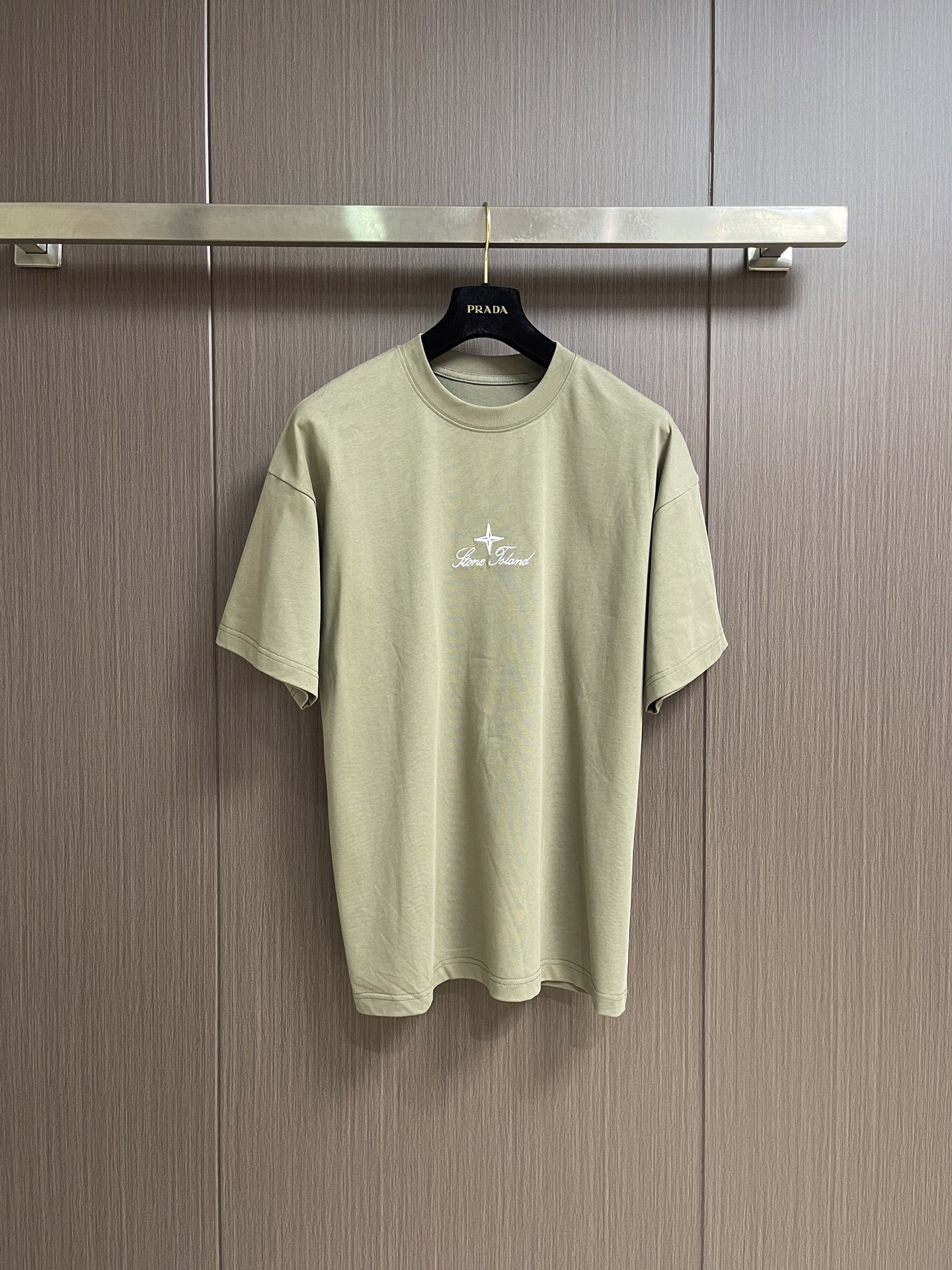 NO:848741,Stone lsland Stone Island's new three-dimensional embroidery short-sleeved T-shirt, 280 grams of heavy cotton fabric. The logo is integrated into the Stone Island classic logo. The whole piece is softly washed and soft without shrinkage. It can be matched with the same style to create a fashionable look and control various occasions. Customized accessories, complete with three labels, same style for men and women!  Size M-3XL,,T-shirt,tees,t-shirt,19860909Stone lsland 石头岛新款立体刺绣短袖T恤,280克重磅纯棉面料 标识融入石头岛经典标识,整件做加柔洗水,柔软无缩率.能与同款搭配营造时尚造型,驾驭各种场合,定制辅料,三标齐全,男女同款！尺码M-3XL,,T-shirt,tees，t-shirt,,Men's clothing