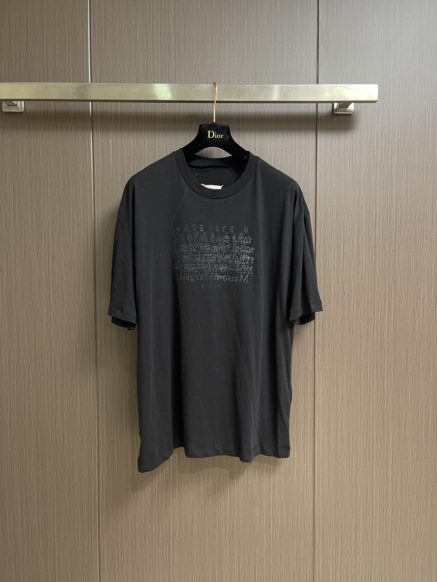 NO:848745,Maison Margiela ''mm6 digital trompe l'oeil short-sleeved T-shirt. Customized glazed slub sand cotton. Delicate and breathable. Light and comfortable. The matte charcoal gray is calm and unstained. The restrained luxury is precipitated in low-saturated tones. The mirrored numbers on the chest and the brand English are laid out with hazy texture. Deconstructing the visual order. The mottled texture hides the edge of the brand. Demonstrates avant-garde elegance in the silent place. Interprets the undefined luxury attitude. Uses imported machine embroidery technology.  Use advanced computer control systems and precision mechanical components to complete digital and brand English embroidery operations with high precision. The lines are smooth and delicate. Use glue printing. The printing has been modified three times by the film screen. Use glue liquid paint to print the pattern on the fabric. Bake the fabric to fix the printed pattern. Each piece is hand-sewn by the master to ensure the accuracy of position and spacing. The hand-stitching process can better reflect the craftsman's exquisite skills and control of details. The fabrics have been fermented and washed to give a better hand feel and texture and are not easily deformed.  Not easy to shrink, not easy to fade, maintain long-term beauty. Size S-XL S size bust 116 shoulder width 54.5 length 70 M size bust 120 shoulder width 56 length 72 L size bust 124 shoulder width 57.5 length 74 XL size bust 128 shoulder width 59 length 76, masion margiela, T-shirt, tees, t-shirt,19860909Maison Margiela ''mm6 数字错视短袖T恤 定制琉光竹节砂棉 细腻透气 轻盈舒适 雾感炭铅灰沉谧无染 于低饱和色调中沉淀克制奢华 胸前镜像数字与品牌英文以朦胧肌理铺陈 解构视觉秩序 斑驳肌理藏起品牌锋芒 于无声处彰显先锋奢雅 诠释不被定义的奢潮态度 采用进口机刺绣工艺 使用先进的计算机控制系统和精密的机械部件 完成数字和品牌英文刺绣作业 精度高 线条流畅而细腻 采用胶浆印花 印花经过三次菲林网板修改 使用胶浆液体涂料在织物上打印图案 烘烤织物以固定印刷图案 每件皆由师傅纯手工缝标 可以确保位置和间距的准确率 手缝工艺更能体现匠人的精湛技艺和对细节的把控 面料都经过酵洗 手感质感更佳 不易变形 不易缩水 不易褪色 保持长久的美观.尺码S-XL S码胸围116肩宽54.5 衣长70 M码 胸围120肩宽56 衣长72 L码胸围124肩宽57.5衣长74 XL码 胸围128肩宽59 衣长76,,masion margiela,T-shirt,tees，t-shirt,,Men's clothing