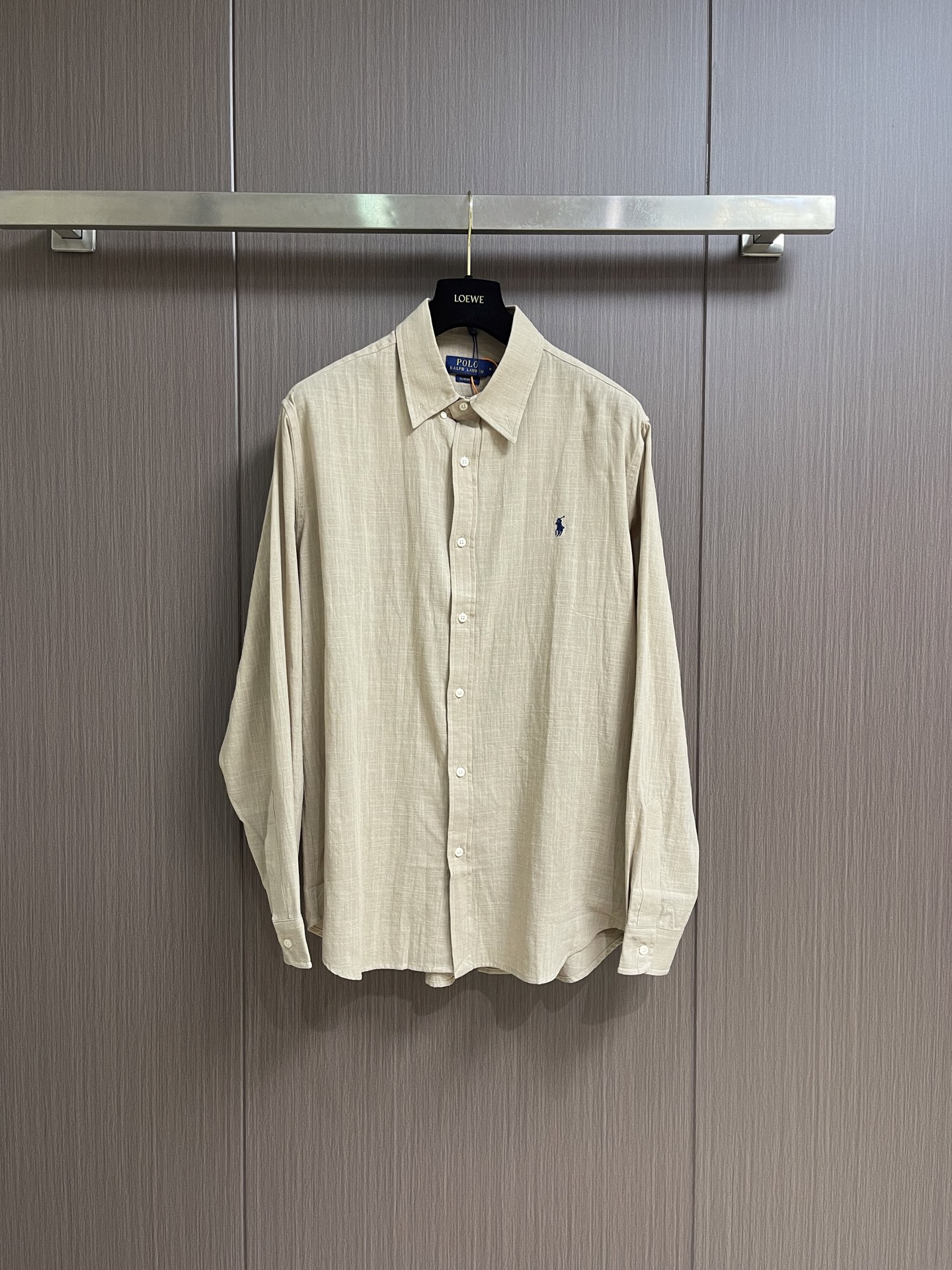 NO:848747,Ralph Lauren 'rl embroidered linen shirt, selected from high-quality linen material, has natural texture and breathability, is tight and smooth, comfortable and close to the skin, elegantly presented with a touch of gravel khaki, exquisite blue pony logo is embellished, like a smart flame in the dark night, outer pleats and split back shoulders are cleverly designed, adding a sense of agility and freedom, with a minimalist shape, containing the soul of fashion, using imported machine embroidery technology  Use advanced computer control system and precision mechanical components to realize the iconic pony embroidery operation with high precision. The lines are smooth and delicate. It adopts the side-turning embedded sewing thread process. It is smooth and neat. The fabrics have been washed and have a better hand feel. Not easy to deform, not easy to shrink, not easy to fade, and maintain long-term beauty. Sizes S-XL S size bust 124 shoulder width 46, front length 77 M size, bust 128 shoulder width 47.5  Front length 79 L size Bust 132 Shoulder width 49 Front length 81 XL Bust 136 Shoulder width 50.5 Front length 83,,loro piana,shirts,19860909Ralph Lauren 'rl 拉夫劳伦 刺绣亚麻衬衫,甄选上乘亚麻材质 自带天然的质感与呼吸感 紧致而爽滑 舒适贴肤 以一抹沙砾卡其优雅呈现 精致的蓝色小马标点缀其间 似暗夜中的一抹灵动火焰 外工字褶分衩式后过肩巧妙设计 增添了一份灵动与洒脱 以极简之形 蕴时尚之魂 采用进口机刺绣工艺 使用先进的计算机控制系统和精密的机械部件 实现标志性小马刺绣作业 精度高 线条流畅而细腻 采用侧翻埋夹车线工艺 平顺整洁 工整整洁 面料都经过孝洗 手感质感更佳 不易变形 不易缩水 不易褪色 保持长久的美观.尺码S-XL S码胸围124肩宽46 前衣长77 M码 胸围128肩宽47.5 前衣长79 L码胸围132肩宽49 前衣长81 XL码 胸围136肩宽50.5前衣长83,,loro piana,shirts,,Men's clothing
