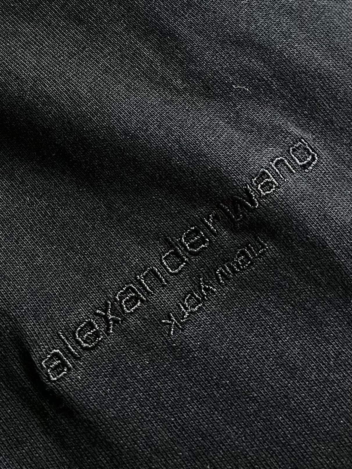 Alexander Wang 徽标刺绣坎肩背心 定制高支长绒棉 细腻柔软 舒适亲肤 以极致纯粹的黑 诠释