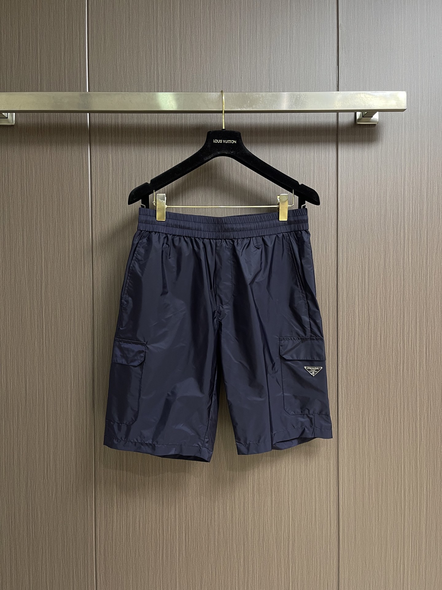 NO:848777,Prada's new summer multi-pocket cargo shorts with triangle logo. The fabric is made of 80-count high-density fabric. Customized logo triangle logo is molded and made by a domestic OEM factory. Full of details. Same style for men and women. Sizes 48-56, prada, shorts,19860909Prada 夏季新款三角标多袋工装短裤 面料采用80支高密面料 开模定制Logo三角标 国内代工厂制作 细节满满 男女同款.尺码48-56,,prada,shorts,,Men's clothing