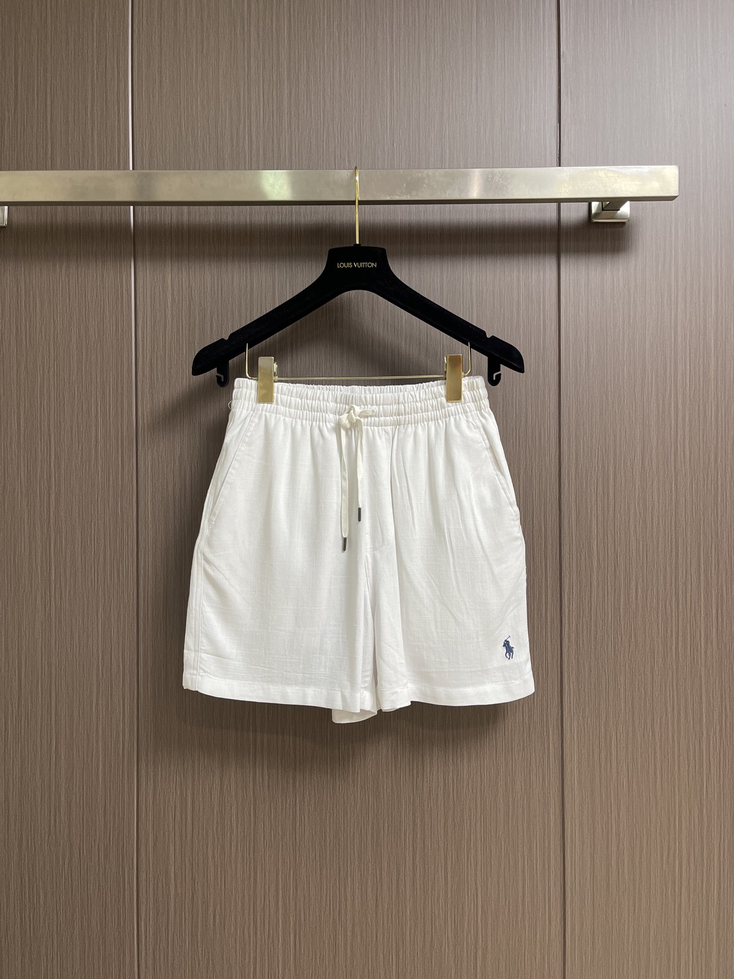 NO:848749,Ralph Lauren rl Ralph Lauren embroidered linen shorts. Customized secret luxury linen material. Soft and smooth. Comfortable and breathable. Dressed in soft white and concise relaxed style. The sides of the pants are embellished with classic blue label pony embroidery. Smart details are outlined in a soft background. Simplicity hides high-level recognition. Not following the glitz and trend. Minimalist restraint pattern to interpret the luxurious and elegant style of summer ivy. Imported machine embroidery technology is used. Advanced computer control system and precision mechanical components are used.  Realize the iconic pony embroidery work with high precision. The lines are smooth and delicate. The fabrics have been fermented and washed. The texture is better. It is not easy to deform, not easy to shrink, not easy to fade, and maintains long-term beauty. Sizes S-XL  Hips 120, pants length 43,,loro piana,shorts,19860909Ralph Lauren rl 拉夫劳伦刺绣亚麻短裤 定制秘境奢感麻料 柔糯垂顺 舒适透气 一袭柔白凝练松弛格调 裤侧边点缀经典蓝标小马刺绣 于柔和底色勾勒灵动细节 简约中暗藏高阶辨识度 不逐浮华潮流 以极简克制版型 演绎夏日常青藤传世奢雅风范 采用进口机刺绣工艺 使用先进的计算机控制系统和精密的机械部件 实现标志性小马刺绣作业 精度高 线条流畅而细腻 面料都经过酵洗 手感质感更佳 不易变形 不易缩水 不易褪色 保持长久的美观.尺码S-XL S码 腰围68 臀围108裤长40 M码 腰围72 臀围112 裤长41 L码 腰围76 臀围116 裤长42 XL码 腰围80 臀围120裤长43,,loro piana,shorts,,Men's clothing