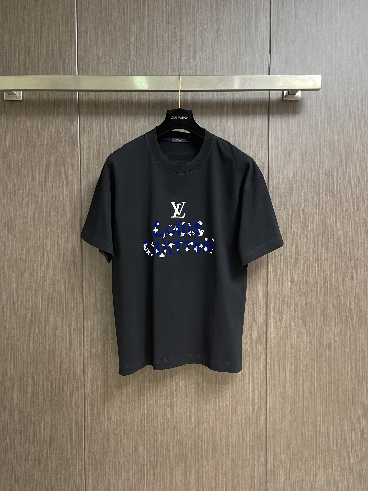 NO:848753,LV 2026SS limited new graffiti logo printed short-sleeved T-shirt, basic simple and versatile style, the fabric is made of high-weight knitted cotton fabric, soft and solid, perfect texture, sharp contrast, as always loose version, easy for boys and girls to control, same style for men and women. Sizes S-XXL S size bust 108 shoulder width 54 length 71 M size bust 112 shoulder width 56 length 73 L size  Bust 116, shoulder width 58, dress length 75, XL size, chest size, shoulder width 60, dress length 77, XXL size, chest size 124, shoulder width 62, dress length 79,, louis vuitton, T-shirt, tees, t-shirt,19860909LV 2026SS 限定新品涂鸦logo印花短袖T恤,基础简约百搭款式,面料采用是高克重的针织棉布料,柔软扎实,质感满分,对比鲜明,一如既往的宽松版型,男生女生轻松上身驾驭,男女同款.尺码S-XXL S码 胸围108 肩宽54 衣长71 M码胸围112肩宽56 衣长73 L码 胸围116肩宽58 衣长75 XL码胸围肩宽60 衣长77 XXL码 胸围124 肩宽62 衣长79,,louis vuitton,T-shirt,tees，t-shirt,,Men's clothing