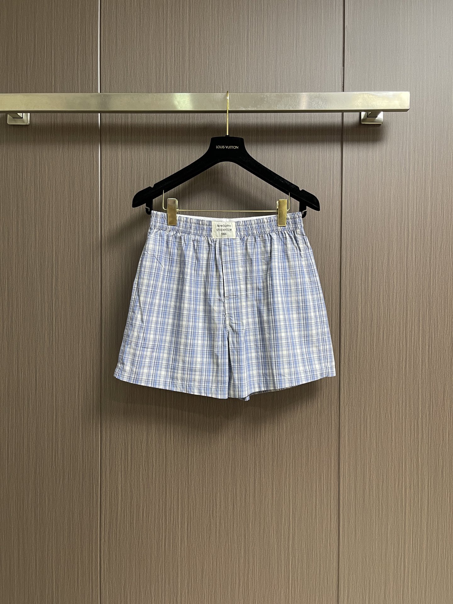 NO:856283,ACNE STUDIOS  Label plaid shorts, custom-made Yunyi Qingfu cotton, with fog blue and white as the base, fine plaid woven as the prelude to the season, subtle metallic luster flowing through it, and an unobtrusive elegance hidden in the coolness. The logo label on the waist embodies the original intention of Stockholm, which can be used in relaxation.  Showing a casual and high-end style, the infrared positioning cutting machine achieves precise positioning of materials through an infrared transmitter and an infrared receiver. The accuracy can reach the micron level, thereby meeting the effect of high-precision cutting of plaid alignment and strip alignment. Sizes S-XL  Size S Waist 68 Hips 112 Pants length 38 Medium Size Waist 72 Hips 116 Pants length 39 L Size Waist 76 Hips 120 Pants length 40 XL Size Waist 80 Hips 124 Pants length 41,,acne studios,dior,shorts,19860909ACNE STUDIOS 标签格纹短裤,定制云逸轻府棉,雾蓝白为底,细密格纹织就当季序章,微妙金属光泽流转其间,清冽里藏着不张扬的雅致,腰间徽标标签印刻斯德哥尔摩初心,于松弛间尽显随性高级格调,红外线定位裁床,通过红外发射器和红外接收器来实现对材料的精准定位,精度可达到微米级别,从而满足格纹对条对位高精度裁剪的效果.尺码S-XL S码 腰围68 臀围112 裤长38 M码 腰围72 臀围116裤长39 L码 腰围76 臀围120 裤长40 XL码 腰围80 臀围124 裤长41,,acne studios,dior,shorts,,Men's clothing