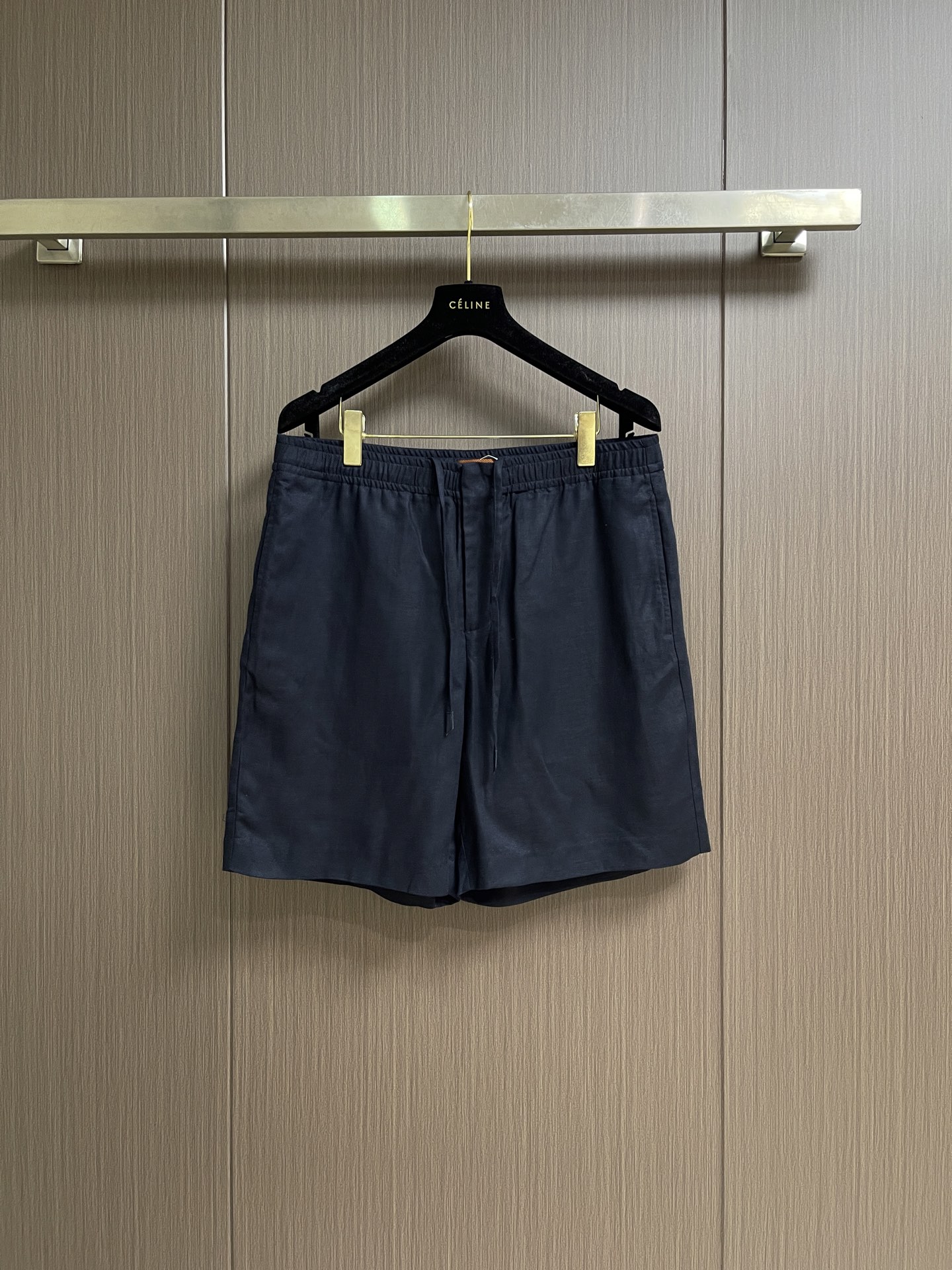 NO:875322,Zegna 2026SS summer new solid color shorts made of hemp material, classic hemp summer twill shorts, the color is modern and fashionable, the fabric feels light and breathable, it is cool and not greasy when worn close to the body, bringing you the ultimate comfortable wearing experience in the hot summer. Size 46-52 46 yards Waist 78 Seat 104 Pants length 46.5 48 yards Waist 82 Seat 108 Pants length 47.5 50 yards  Waist circumference 86, seat circumference 112, pants length 48.5, size 52, waist circumference 90, seat circumference 116, pants length 49.5,,shorts,19860909Zegna 2026SS夏季新款全麻料纯色短裤,经典全麻夏季斜纹短裤,配色现代时尚,面料触感轻薄透气,贴身穿着凉爽不腻身,在炎热的夏天给你带来极致舒适的穿着体验.尺码46-52  46码 腰围78 座围104 裤长46.5 48码 腰围82 座围108 裤长47.5 50码 腰围86 座围112裤长48.5 52码 腰围90 座围116裤长49.5,,shorts,,Men's clothing