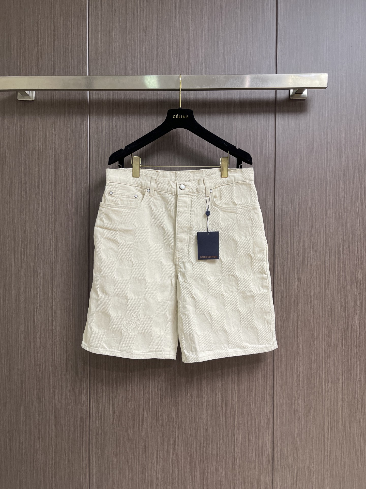 NO:856276,LV 2026ss checkerboard denim shorts, straight fit, custom-woven checkerboard jacquard denim fabric, the classic plaid pattern is combined with 3D jacquard technology, a process of weaving three-dimensional patterns on the fabric through a loom. Sand-washed whitening distressed denim fabric, showing a whitening and distressed effect. The threshold buttons adopt the new pearl button opening and closing design, and the rear is embellished with the new Damier of the season.  Label, custom sewing with counterpoint and pattern. Size 28-30-32-34-36. Size 28 waist 76. Hips 102. Pants length 54. 30 size. Waist 80. Hips 106. Pants length 54.5. 32 size waist. 84. Hips 110. Pants length 55. 34 size waist 88. Hips 114. Pants length 55.5. 36 size waist 92. Hips 118.  Pants length 56,,louis vuitton,shorts,19860909LV 2026ss棋盘格牛仔短裤,直筒版型,定织棋盘格提花丹宁面料,经典的格子图案融合3D提花两种技术相结合,通过织机在面料上织出立体花纹的工艺.砂洗泛白做旧丹宁面料,呈现出泛白和做旧的效果.门槛纽扣引用新款珍珠纽扣开合设计,后部点缀当季新Damier 标签,对位对花定制缝纫.尺码28-30-32-34-36 28码腰围76 臀围102裤长54 30码腰围80 臀围106裤长54.5 32码腰围84 臀围110 裤长55 34码腰围88 臀围114 裤长55.5 36码腰围92 臀围118 裤长56,,louis vuitton,shorts,,Men's clothing