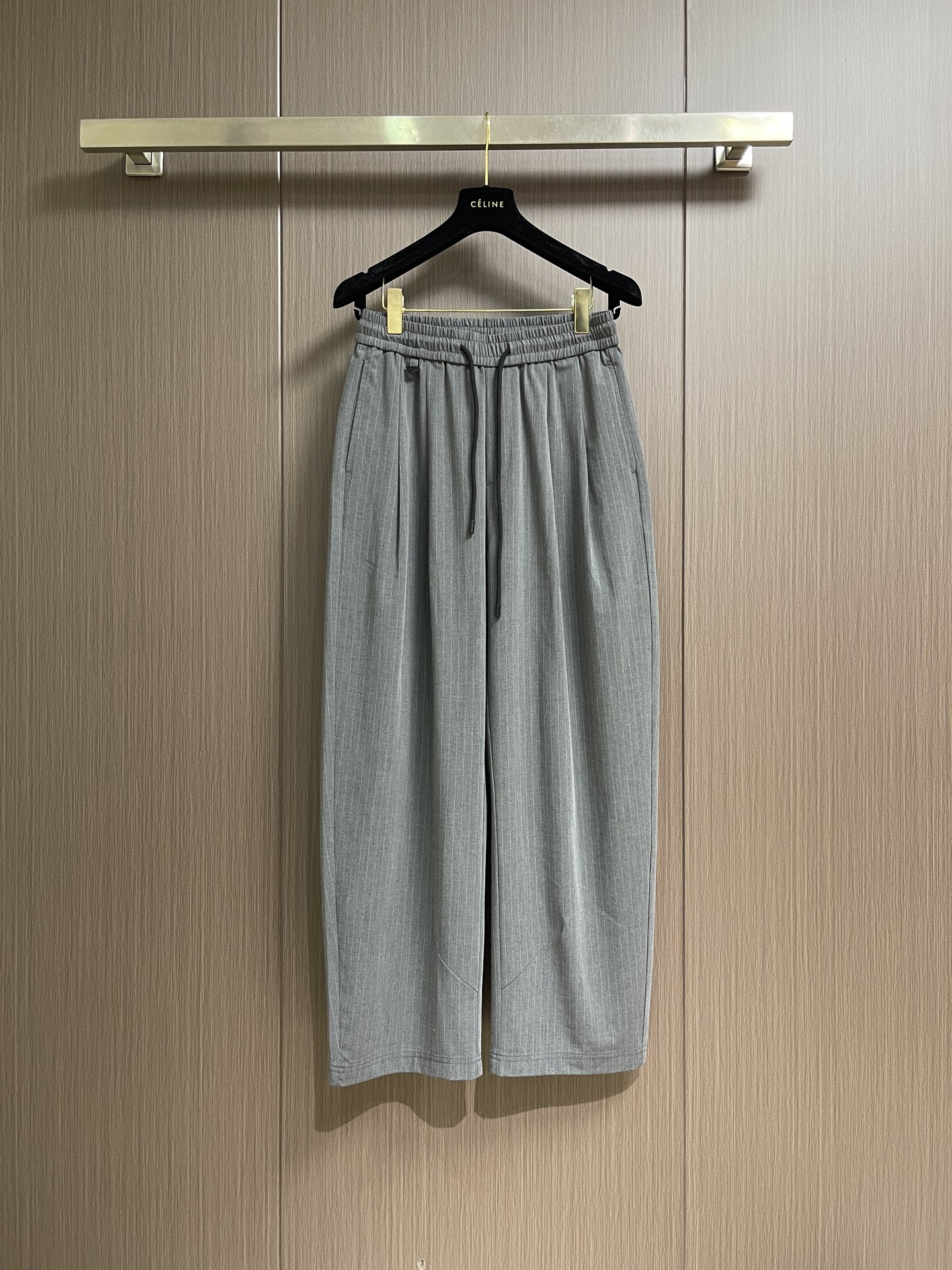 NO:856223,Prada 2026ss new summer vertical striped casual pants can be called a walking fashion treasure!  The three-dimensional tailoring outlines the perfect leg shape, and the high-elastic fabric has 0 restraints from morning to night. The elastic band on the back hides the flesh and makes it slimmer. It is very friendly to fat celebrities. The mid-high waistline has a nine-point length that exposes the ankles. It is super stylish when paired with leather shoes and sports shoes. It is anti-wrinkle and does not need ironing, and it is also straight when traveling. The drapey texture makes you walk with style. Whether you are commuting, leisurely or at home, it can be easily adapted, making you comfortable and fashionable, and easily become the focus of the street!  Size M-3XL,,prada,sneakers,19860909Prada 2026ss夏季新款竖条纹休闲裤,堪称行走的时尚宝藏！立体剪裁勾勒完美腿型,高弹面料从早到晚 0 束缚,后腰松紧带藏肉显瘦,对微胖星人超友好.中高腰线视觉 九分长度露脚踝,搭配皮鞋、运动鞋都超飒.抗皱免烫,出差也笔挺.垂坠质感走路带风.无论是通勤、休闲还是居家,它都能轻松适配,让你自在又时髦,轻松成为街头焦点！尺码M-3XL,,prada,sneakers,,Men's clothing
