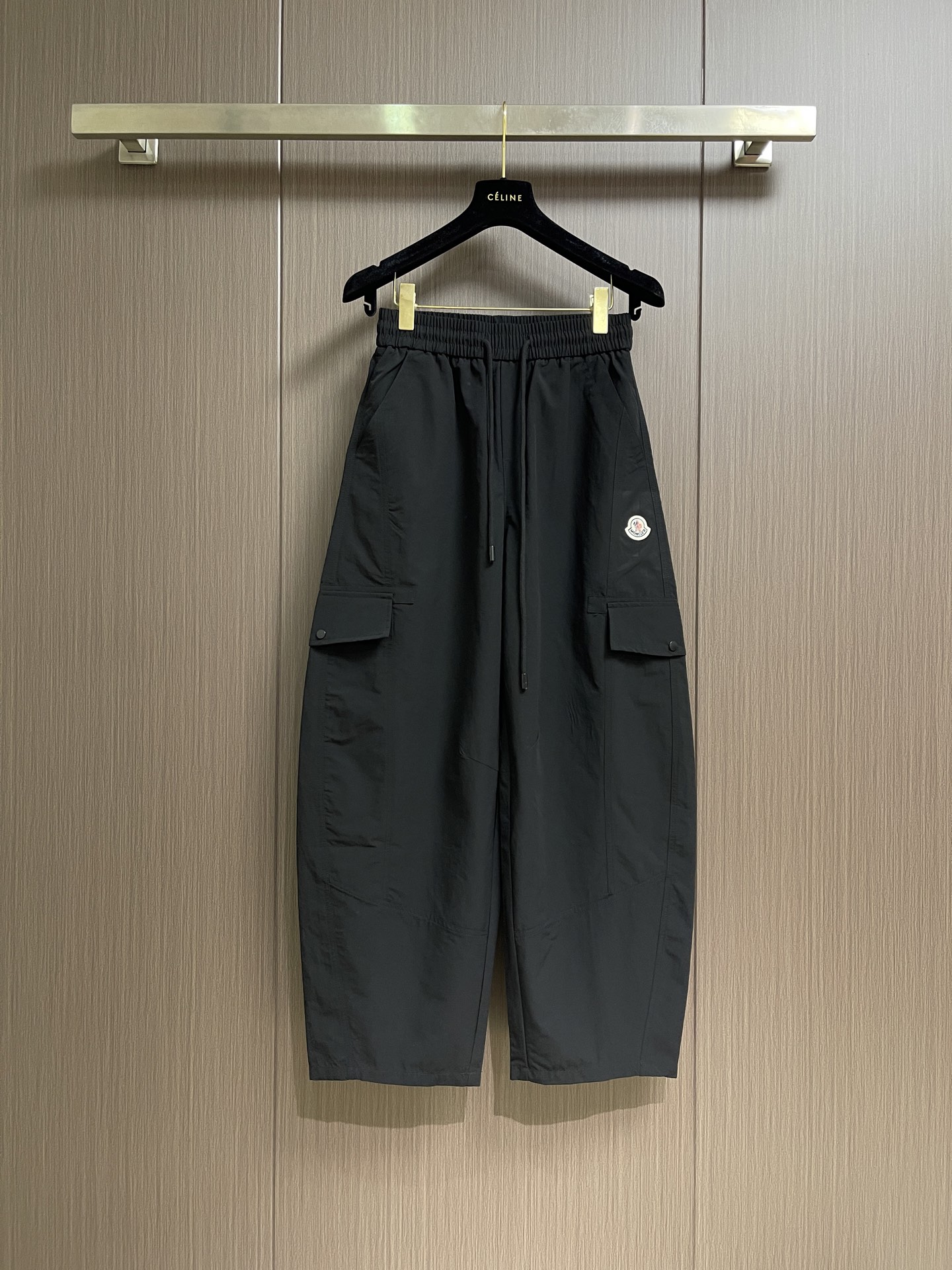 NO:856232,moncler 2026ss new product launch classic multi-pocket casual overalls, a classic series that must be released every year, all details upgraded version, disassembled and customized according to the original version, all accessories and fabrics have reached the original quality, customized original zippers, knee side pockets!  The upper body is cool, soft, comfortable and versatile. Sizes M-3XL,,19860909moncler 2026ss新品发售经典多袋休闲工装裤,每年必出的经典系列,全部细节升级版本、按正版拆解定制而成,所有辅料、面料已达原版品质、定制原版拉链、膝盖侧边口袋！上身酷劲十足、柔软舒适、百搭.尺码M-3XL,,,Men's clothing