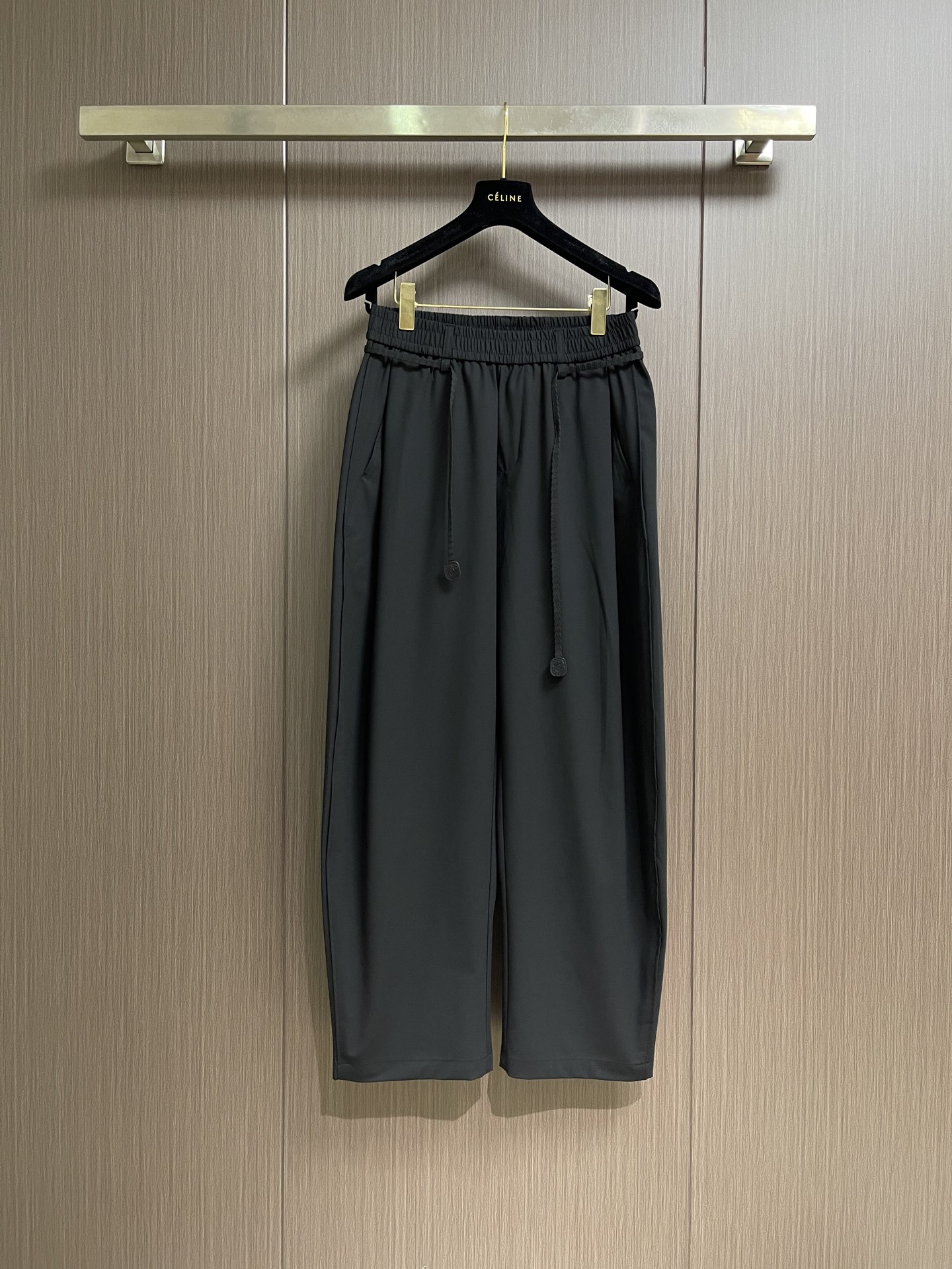 NO:856238,LOEWE straight trousers with back pocket embroidery, the 3D embroidery process is amazing, the brand logo is three-dimensional and full, highlighting the sense of sophistication and luxury; sand washing gives the fabric a unique texture and soft feel, each pair of trousers is unique, it is a perfect fusion of fashion and craftsmanship. Sizes M-3XL,, loewe, loewe,19860909LOEWE 罗意威后袋刺绣直筒长裤,3D立体刺绣工艺令人赞叹,品牌标识立体饱满,凸显精致与高级感；沙洗赋予面料独特纹理与柔软手感,每条裤都独具个性,是时尚与工艺完美融合的佳作.尺码M-3XL,,loewe,loewe,,Men's clothing