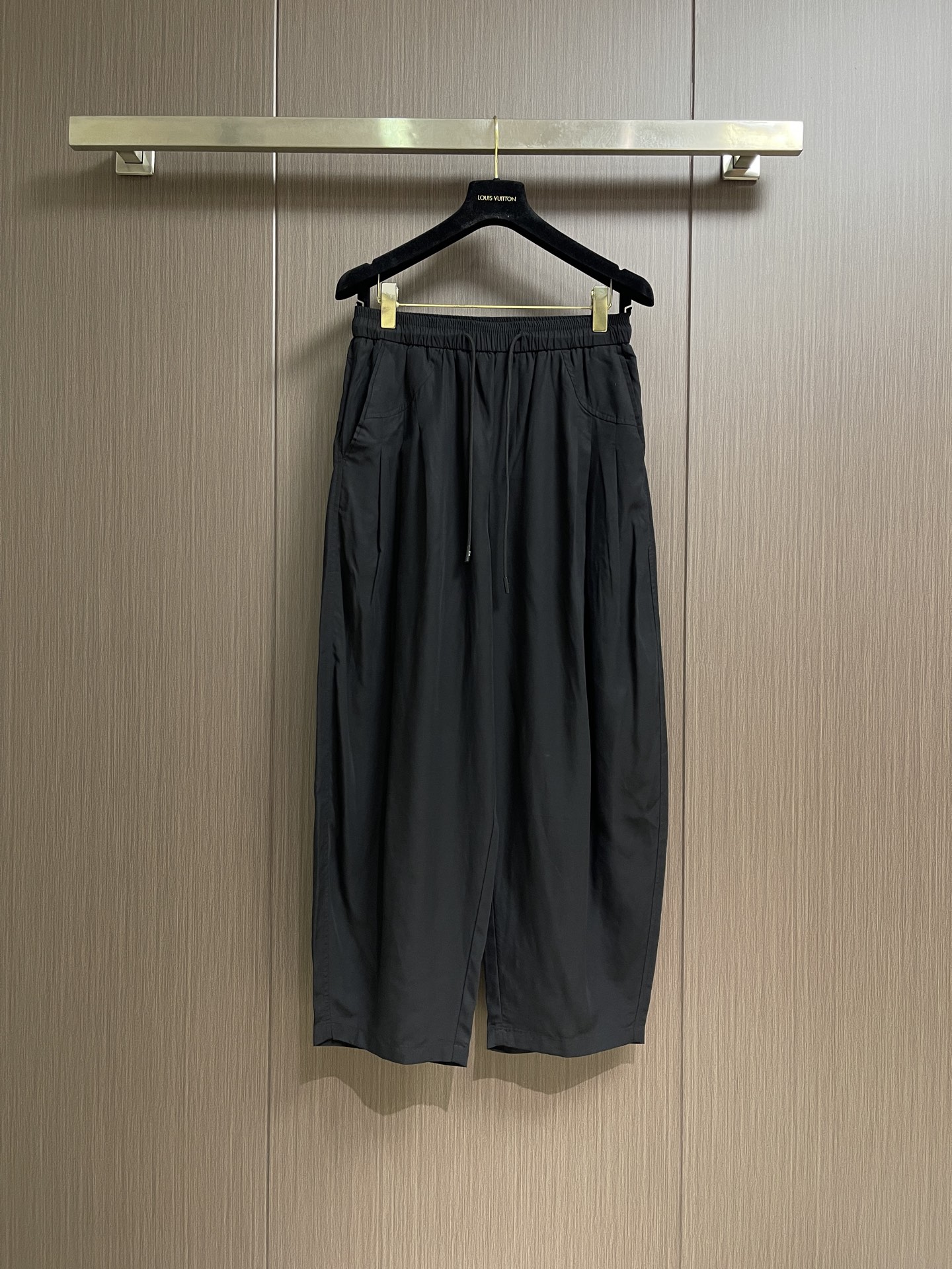 NO:856246,Y3 Yohji Yamamoto's 2026SS spring and summer new straight-leg pants, made of soft polyester fabric and very comfortable on the upper body. Y-3 letter logo laminated design!  Very suitable for the current season, the upper body is fashionable and stylish, and full of energy!  The fabric feels delicate and silky, and its light texture gives you the ultimate wearing experience without any sense of weight. It is also highly breathable and quick-drying, making it an excellent choice in the hot summer!  The luxurious and eye-catching color matching is full of big-name flavor, the visual effect is unparalleled, the color fastness is impeccable, and the unique lettering brings a more eye-catching fashion charm to the outfit!  Precise and three-dimensional cutting, the upper body is super fashionable and stylish, creating a different street sports style!  Size M-3XL,,19860909Y3 山本耀司 2026SS春夏新款直筒裤,面料柔软的聚酯纤维面料上身舒适感非常好.y-3字母logo压胶设计！非常适合当下季节穿着,上身时尚有型,精气神十足！面料手感细腻丝滑,轻薄的质感给你带来极致的穿着体验,毫无负重感,同时也极具强大的透气速干性,真是炎炎夏日里的绝佳之选！奢华耐看的配色充满了大牌气息,视觉效果无与伦比,色牢度更是无懈可击,独特的字样更是为套服饰带来了更为养眼的时尚魅力值！精准立体的版型裁剪,上身超级时髦有型,打造出不一样的街头运动范儿！尺码M-3XL,,,Men's clothing
