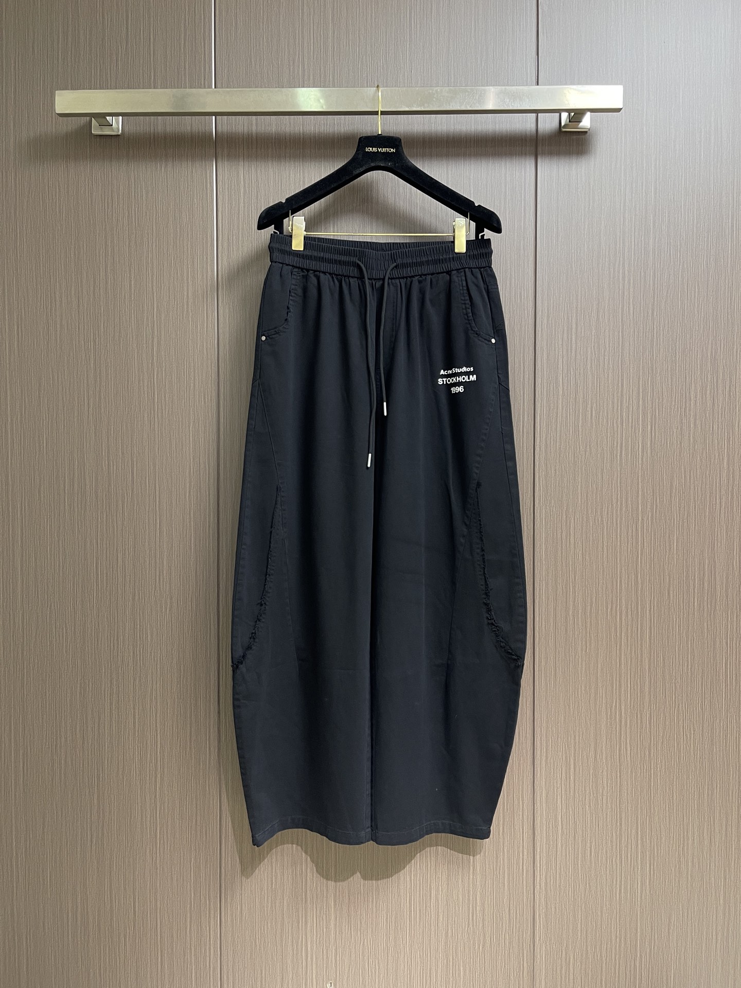NO:856251,acne studios  Washed wide-leg jeans, with their unique charm, have become a fashionable item for both men and women. They are made of high-quality fabrics and processed with fine washing technology to present a natural retro color. They not only retain the classic charm of jeans, but also add a bit of modernity. The wide-leg design is loose and comfortable, which not only modifies the leg shape, but also makes it more fashionable. Whether it is simple or elegant.  Elegant, it can be easily controlled, showing an extraordinary fashion attitude. The design of the same style for men and women makes this an excellent choice for couples or girlfriends. Whether it is daily travel or casual gatherings, it can make you the center of attention. Simple yet stylish, this washed wide-leg style is an indispensable fashion tool in your wardrobe. Sizes M-3XL,,acne  studios,dior,jeans,19860909acne studios 水洗阔腿牛仔裤,以其独特的魅力,成为男女皆宜的时尚单品.采用优质面料,经过精细水洗工艺处理,呈现出自然复古的色泽,既保留了牛仔的经典韵味,又增添了几分现代感.阔腿设计宽松舒适,不仅修饰腿型,更显大气时髦.无论是搭配简约,还是优雅,都能轻松驾驭,展现出不凡的时尚态度.男女同款的设计,让这款成为情侣装或闺蜜装的绝佳选择,无论是日常出行还是休闲聚会,都能让你成为焦点.简约而不失格调,这款水洗大气阔腿,是你衣橱里不可或缺的时尚利器.尺码M-3XL,,acne studios,dior,jeans,,Men's clothing