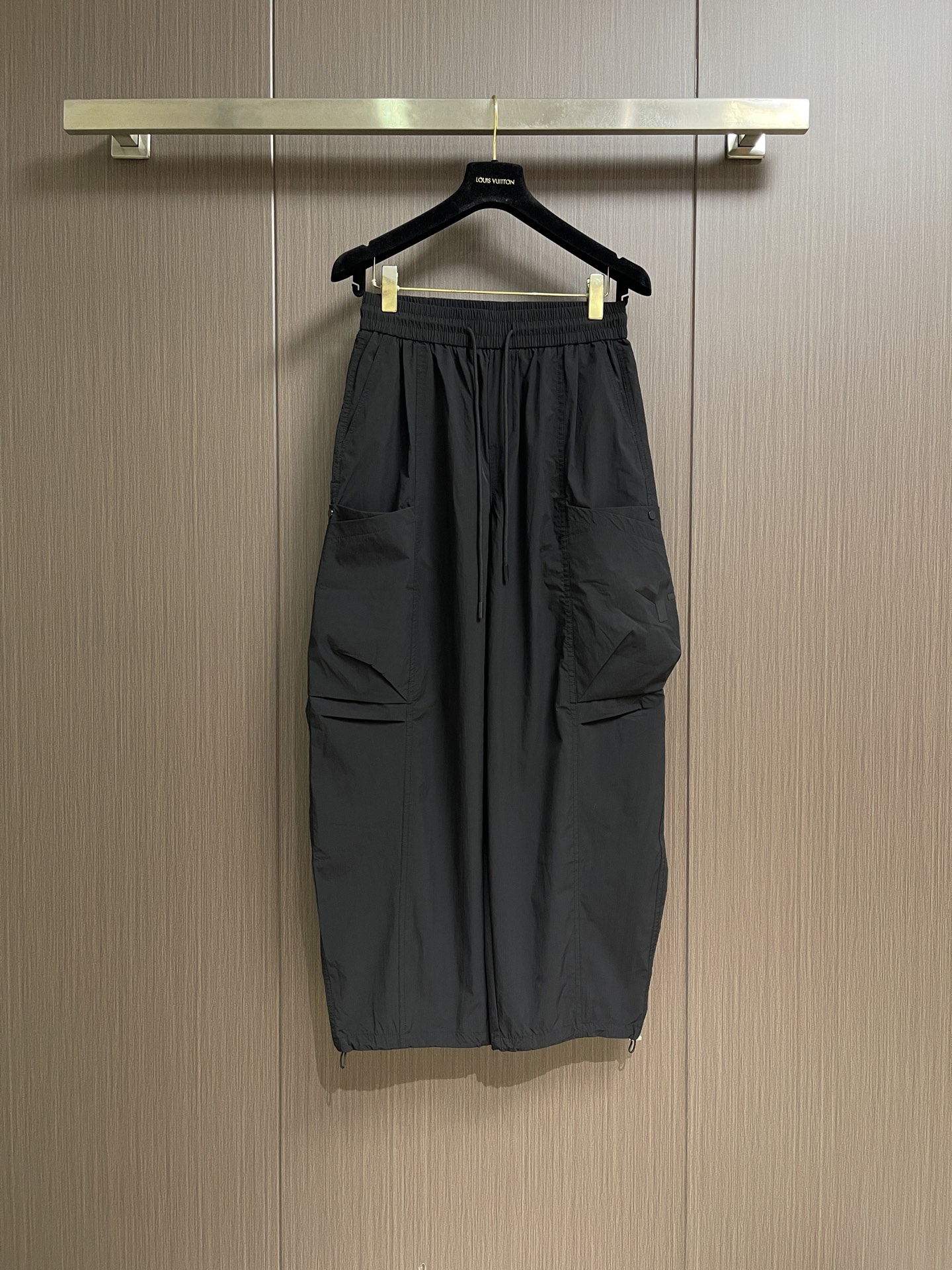 NO:856260,Y3 2026FW new summer high street multi-pocket sweatpants, workwear element series sports casual pants are carefully crafted!  Work clothes three-dimensional pocket design!  The washed fabric is not easy to deform and fade!  The three-dimensional tailoring is made of pure cotton and has a loose fit, which is quite wide and stylish!  Customized fabric layered tailoring pants with a full and plump shape!  Fashionable, versatile and designed sweatpants!  Customized fabrics with natural and soft colors are fully open to the design concept, top-quality workmanship and versatile styles, and the pure cotton material is comfortable, breathable and elastic!  Size M-3XL,,19860909Y3 2026FW夏季新品高街多袋卫裤,工装元素系列运动休闲裤精细打造！工装立体口袋设计！水洗工艺面料不易变形褪色！立体剪裁定纯棉料宽松版型挺阔有型！定制面料层次剪裁裤型饱满丰盈！时尚百搭富有设计的一款卫裤！定制面料色泽自然柔和设计理念完全打开、工艺品质顶级百搭版型极好、纯棉材质舒适透气有弹性！尺码M-3XL,,,Men's clothing