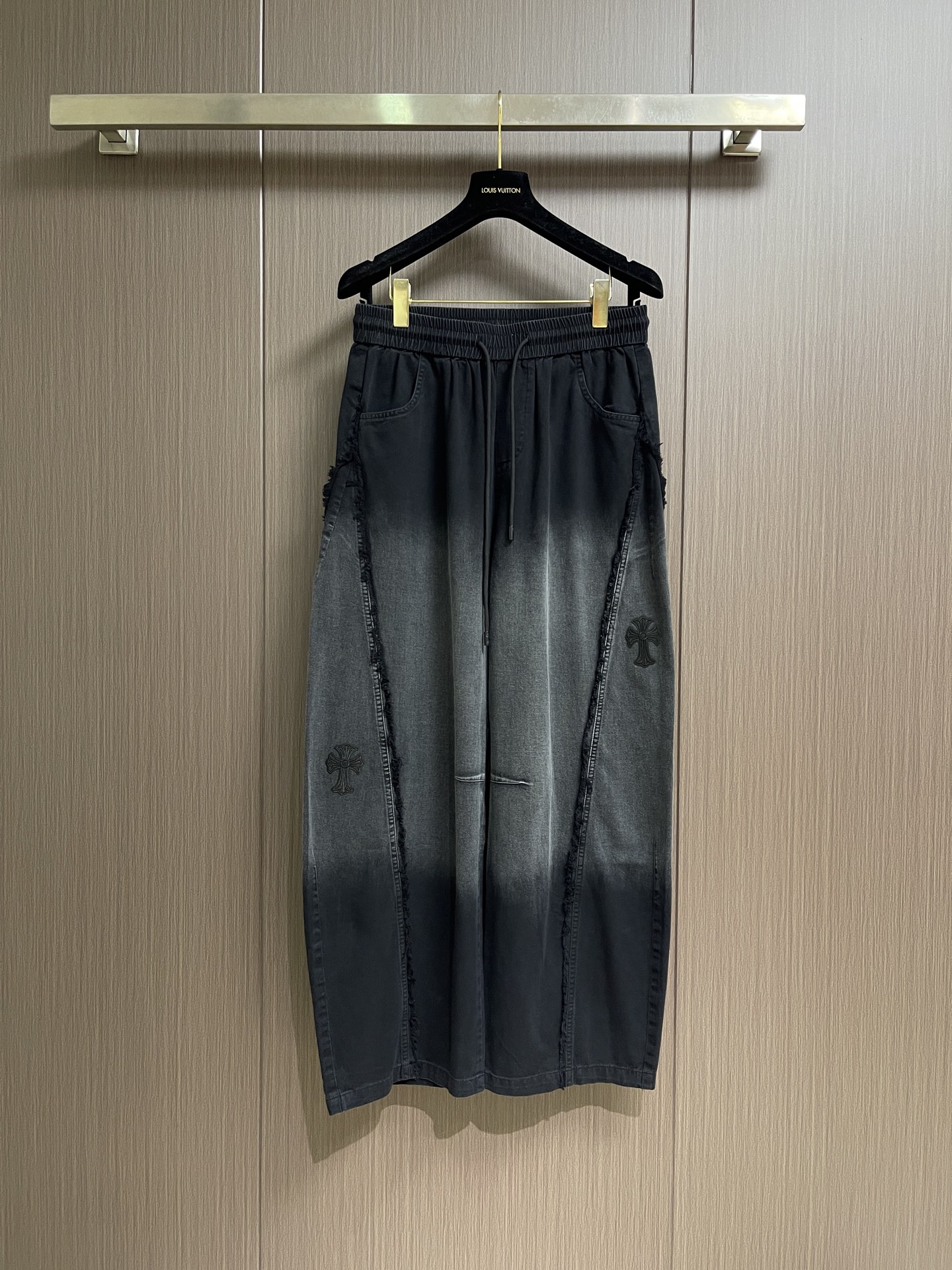 NO:856272,CH Croix heart cross pattern logo series straight jeans, leather cross pattern design, jacquard cotton imported from Japan, thickness and texture can be compared at will... The fabric texture is in place, so the sewing machines used are top-notch German goods, one has 7 digits, and the wiring is super neat!  !  !  Original hardware provided by customer, both front and back are incomparably beautiful. Sizes M-3XL, chrome hearts, jeans,19860909CH 克罗心十字花标识系列直筒牛仔裤,拼皮十字花设计,日本进口提花棉料,厚度和质感随意对比....面料质感到位,所以用的车线机都是德国顶级货,一台7位数,走线超级整齐！！！ 客供原厂五金,正反都无敌漂亮.尺码M-3XL,,chrome hearts,jeans,,Men's clothing