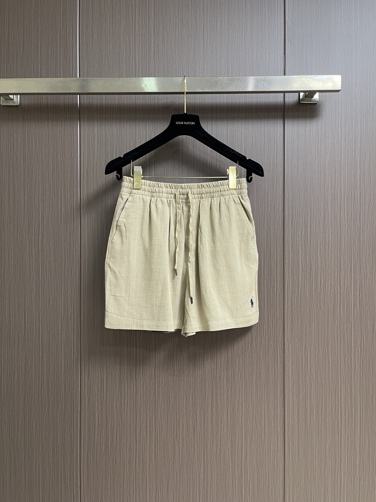 NO:856292,Ralph Lauren rl Ralph Lauren embroidered linen shorts, custom-made secret luxury linen material, soft and smooth, comfortable and breathable. Dressed in black luxurious linen with a condensed and relaxed style. The sides of the pants are embellished with classic red label pony embroidery. Smart details are outlined in a soft background. Simplicity hides high-end recognition. It does not follow the glitz and trend. It uses minimalist and restrained patterns to interpret the luxurious and elegant style of summer ivy. It adopts imported machine embroidery technology.  Use advanced computer control system and precise mechanical components to realize the iconic pony embroidery operation with high precision. The lines are smooth and delicate. The fabrics have been fermented and washed. They have better hand texture. They are not easy to deform, not easy to shrink, not easy to fade, and maintain long-term beauty. Sizes S-XL  Pants length 42 XL, waist 80, hips 120, trouser length 43,,loro piana,shorts,19860909Ralph Lauren rl 拉夫劳伦刺绣亚麻短裤,定制秘境奢感麻料 柔糯垂顺 舒适透气 一袭玄黑奢麻凝练松弛格调 裤侧边点缀经典红标小马刺绣 于柔和底色勾勒灵动细节 简约中暗藏高阶辨识度 不逐浮华潮流 以极简克制版型 演绎夏日常青藤传世奢雅风范 采用进口机刺绣工艺 使用先进的计算机控制系统和精密的机械部件 实现标志性小马刺绣作业 精度高 线条流畅而细腻 面料都经过酵洗 手感质感更佳 不易变形 不易缩水 不易褪色 保持长久的美观.尺码S-XL S码 腰围68 臀围108 裤长40 M码 腰围72 臀围112 裤长41 L码 腰围76 臀围116 裤长42 XL码 腰围80 臀围120 裤长43,,loro piana,shorts,,Men's clothing