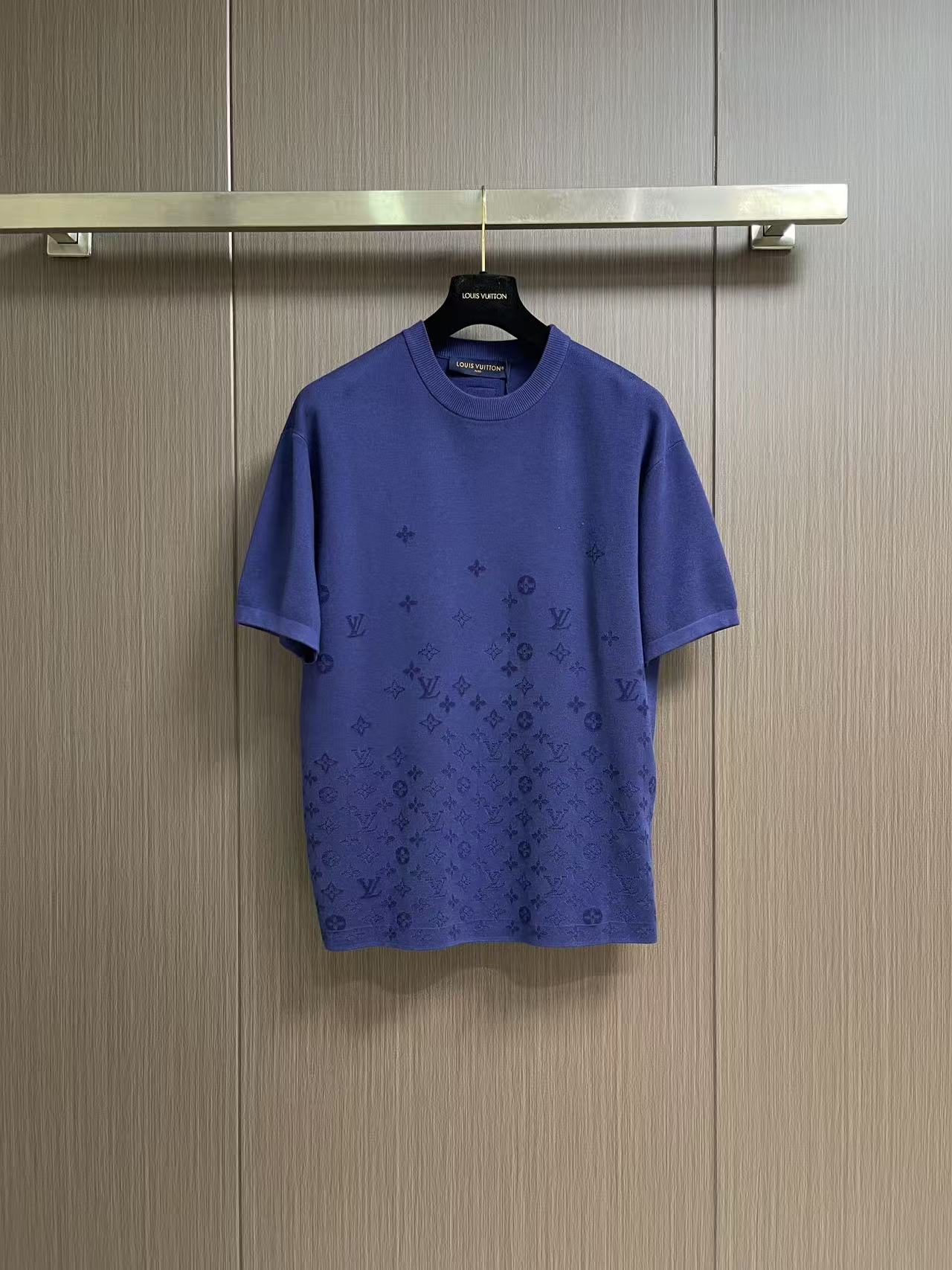 NO:856317,LV  Alphabet gradient jacquard sweater short-sleeved T-shirt. This round-neck short-sleeved T-shirt is made of high-count long-staple cotton fabric. It has a delicate, soft and crisp texture. It is breathable and skin-friendly, making it comfortable for daily wear. The body adopts precision digital gradient printing technology, and the classic brand logo is naturally laid out from light to dark. The pattern has a high degree of restoration, the color transition is soft, and the printing is firm and not easy to fall off and crack.  .The round neck part adopts reinforced hemming sewing technology, the wiring is smooth and tight, and it is not easy to loose and deform after long-term wear. The cuffs and hem are processed with double threads, which is neat and not easy to curl. The overall tailoring is simple and fit, taking into account the casual style and brand recognition. The fabric is wrinkle-resistant and easy to care for, fully demonstrating the exquisite production level of high-end garments. The overall wiring is straight and delicate. Size S-XL  Size S, bust 108, shoulder width 50, length 67, size M, bust 112, width 51, length 69, size L, size bust 116, width 52, length 71, size XL, size bust 120, width 53, length 73,19860909LV 字母渐变提花针织衫短袖T恤,本款圆领短袖T恤甄选高支长绒棉面料织造,触感细腻软糯且兼具挺括质感,透气亲肤,日常穿着舒适自在.衣身采用精密数码渐变印花工艺,经典品牌标识由浅至深自然铺陈,图案还原度高,色彩过渡柔和,印花牢固不易脱落开裂.圆领部位采用加固包边车缝工艺,走线平整紧实,久穿不易松垮变形.袖口与下摆采用双线收边处理,版型利落不易卷边.整体剪裁简约合身,兼顾休闲格调与品牌辨识度,面料抗皱易打理,充分诠释高端成衣精湛的制作水准.整体走线平直细腻.尺码S-XL S码 胸围108 肩宽50 衣长67 M码胸围112肩宽51 衣长69 L码 胸围116肩宽52 衣长71 XL码胸围120肩宽53 衣长73,,louis vuitton,T-shirt,tees，t-shirt,,Men's clothing