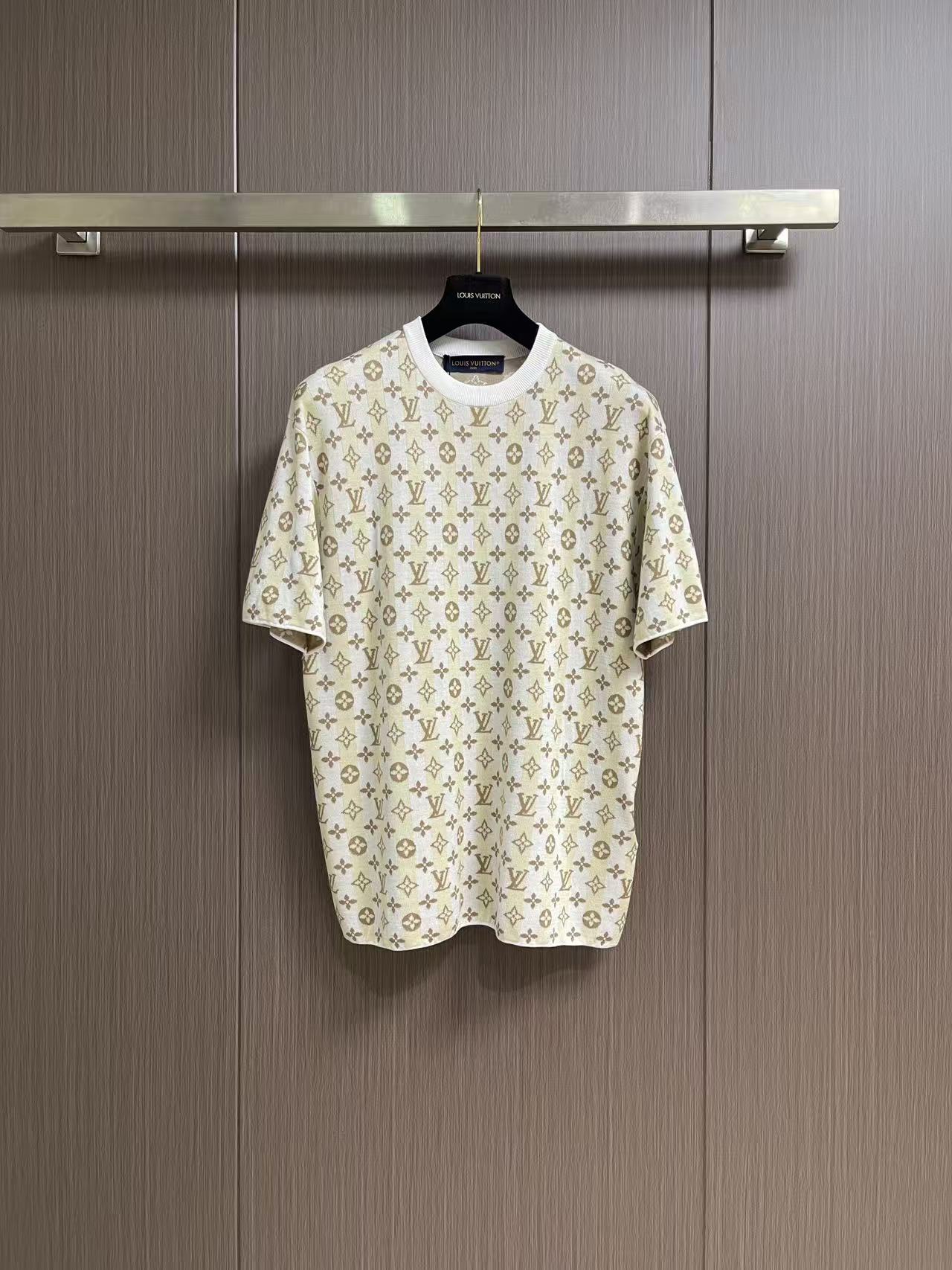 NO:856307,LV striped presbyopic knitted short-sleeved T-shirt pays homage to the classics. This short-sleeved shirt features LV's iconic Monogram presbyopic pattern printed all over with jacquard technology. The light background color is paired with a brown pattern, which is retro yet youthful and energetic, and is visually recognizable. The fabric is crisp and stylish, has good breathability, and has a three-dimensional and full upper body effect. The round neck design is simple and versatile, whether it is matching or casual, it can instantly enhance the luxury and trend of the overall look. Sizes S-XL S size Bust 108  Shoulder width 50, length 67, size M, bust 112, shoulder width 51, size L, bust 116, width 52, length 71, size XL, size bust 120, width 53, length 73, Louis Vuitton, T-shirt, tees, t-shirt,19860909LV 条纹老花针织短袖T恤,致敬经典,这款短袖将LV标志性的Monogram老花图案以提花工艺满印呈现.浅色底色搭配棕色花纹,复古又不失年轻活力,视觉上极具辨识度.面料挺括有型,透气性佳,上身效果立体饱满.圆领设计简约百搭,无论是搭配还是休闲,都能瞬间提升整体造型的奢华感与潮流感.尺码S-XL S码 胸围108 肩宽50 衣长67 M码胸围112肩宽51 衣长69 L码 胸围116肩宽52 衣长71 XL码胸围120肩宽53 衣长73,,louis vuitton,T-shirt,tees，t-shirt,,Men's clothing